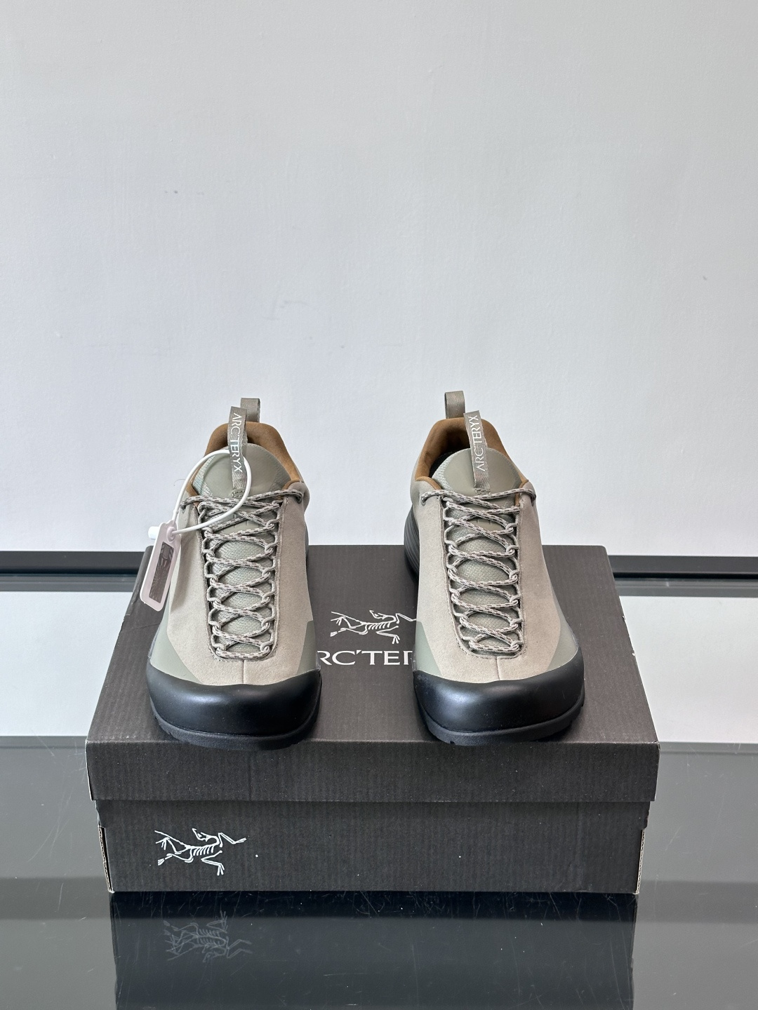 始祖鸟Konseal FL2 GTX户外徒步鞋，反绒牛皮拼接鞋面，质感高级又防水，南方潮湿或下雨天都能穿