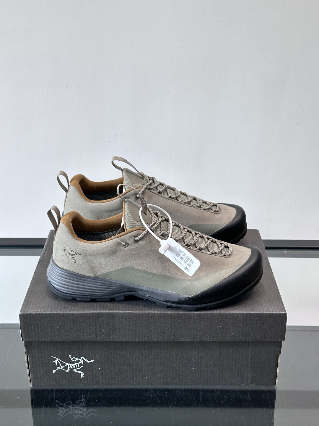 始祖鸟Konseal FL2 GTX户外徒步鞋，反绒牛皮拼接鞋面，质感高级又防水，南方潮湿或下雨天都能穿