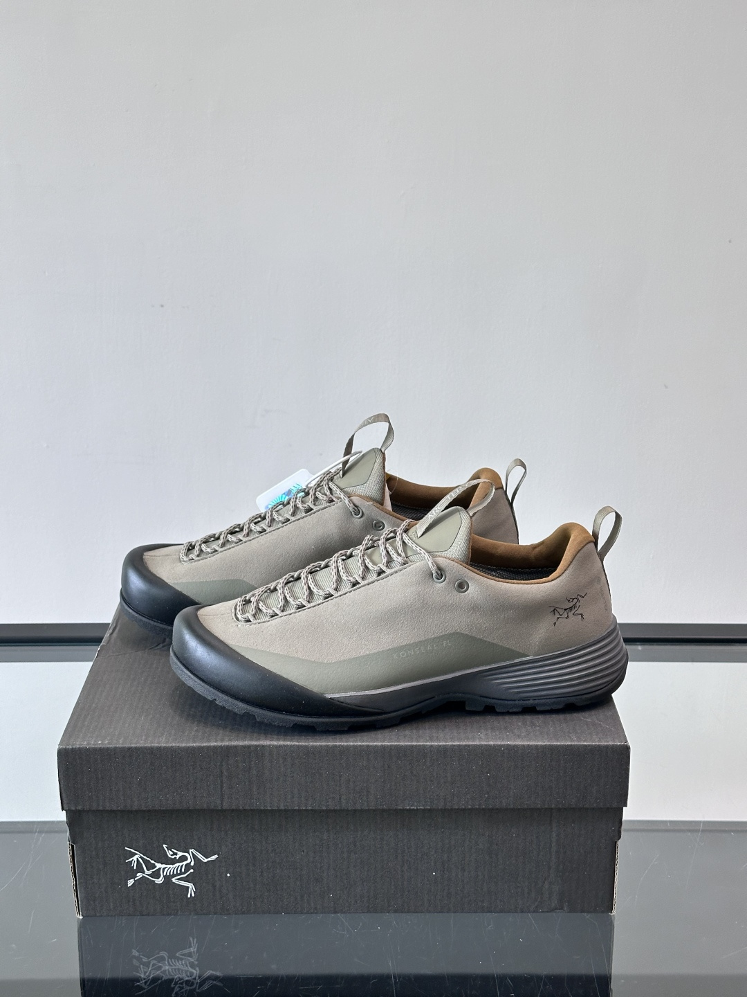 始祖鸟Konseal FL2 GTX户外徒步鞋，反绒牛皮拼接鞋面，质感高级又防水，南方潮湿或下雨天都能穿