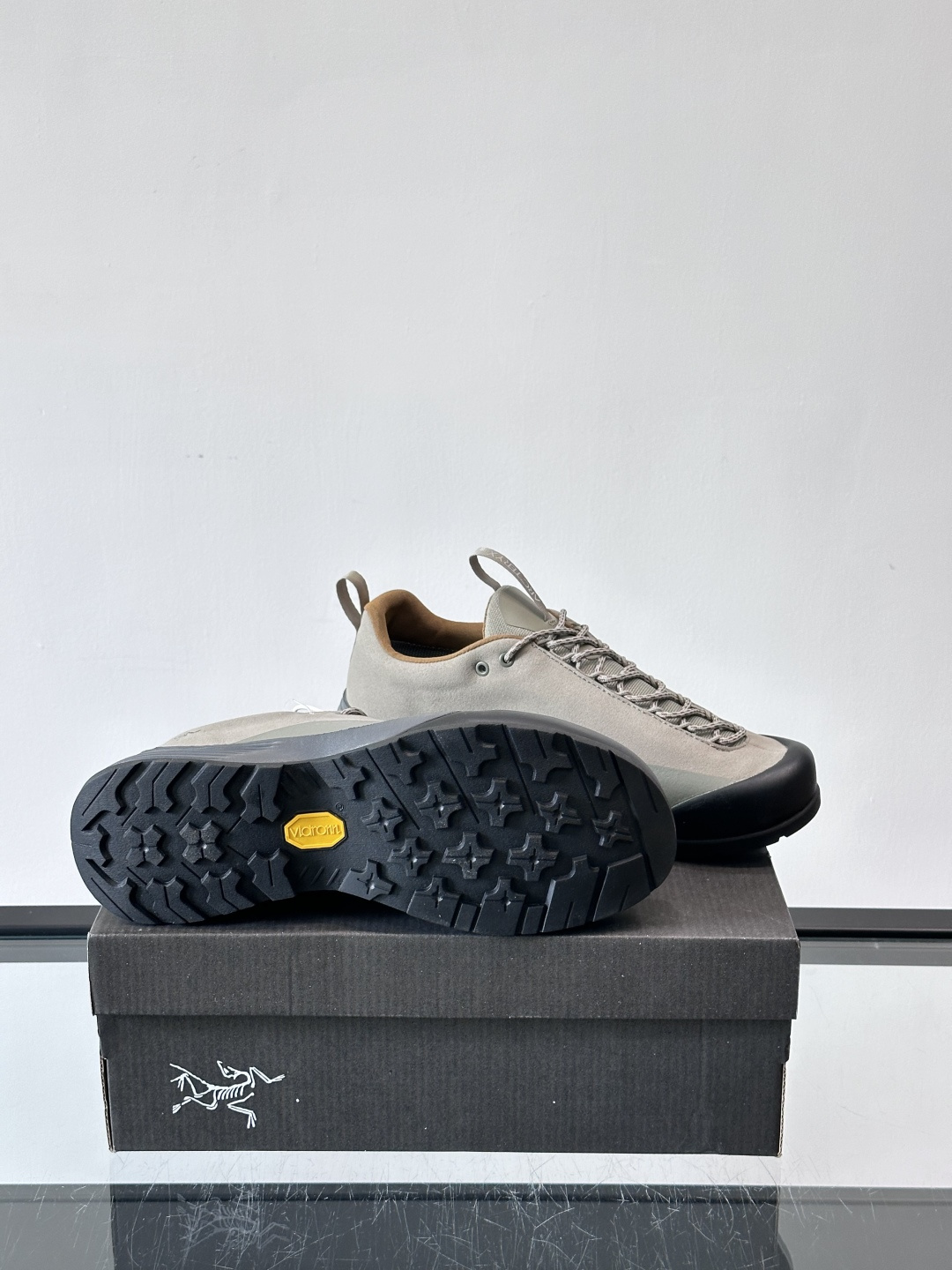 始祖鸟Konseal FL2 GTX户外徒步鞋，反绒牛皮拼接鞋面，质感高级又防水，南方潮湿或下雨天都能穿