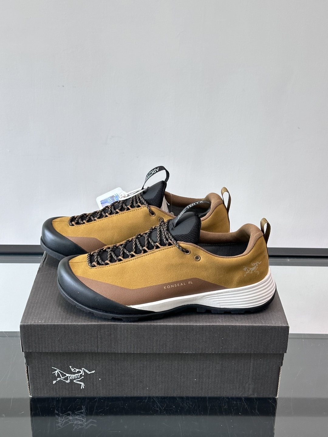 始祖鸟Konseal FL2 GTX户外徒步鞋，反绒牛皮拼接鞋面，质感高级又防水，南方潮湿或下雨天都能穿