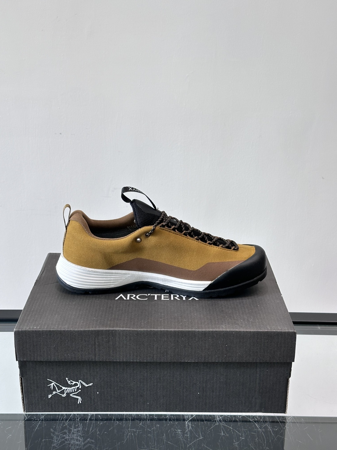 始祖鸟Konseal FL2 GTX户外徒步鞋，反绒牛皮拼接鞋面，质感高级又防水，南方潮湿或下雨天都能穿