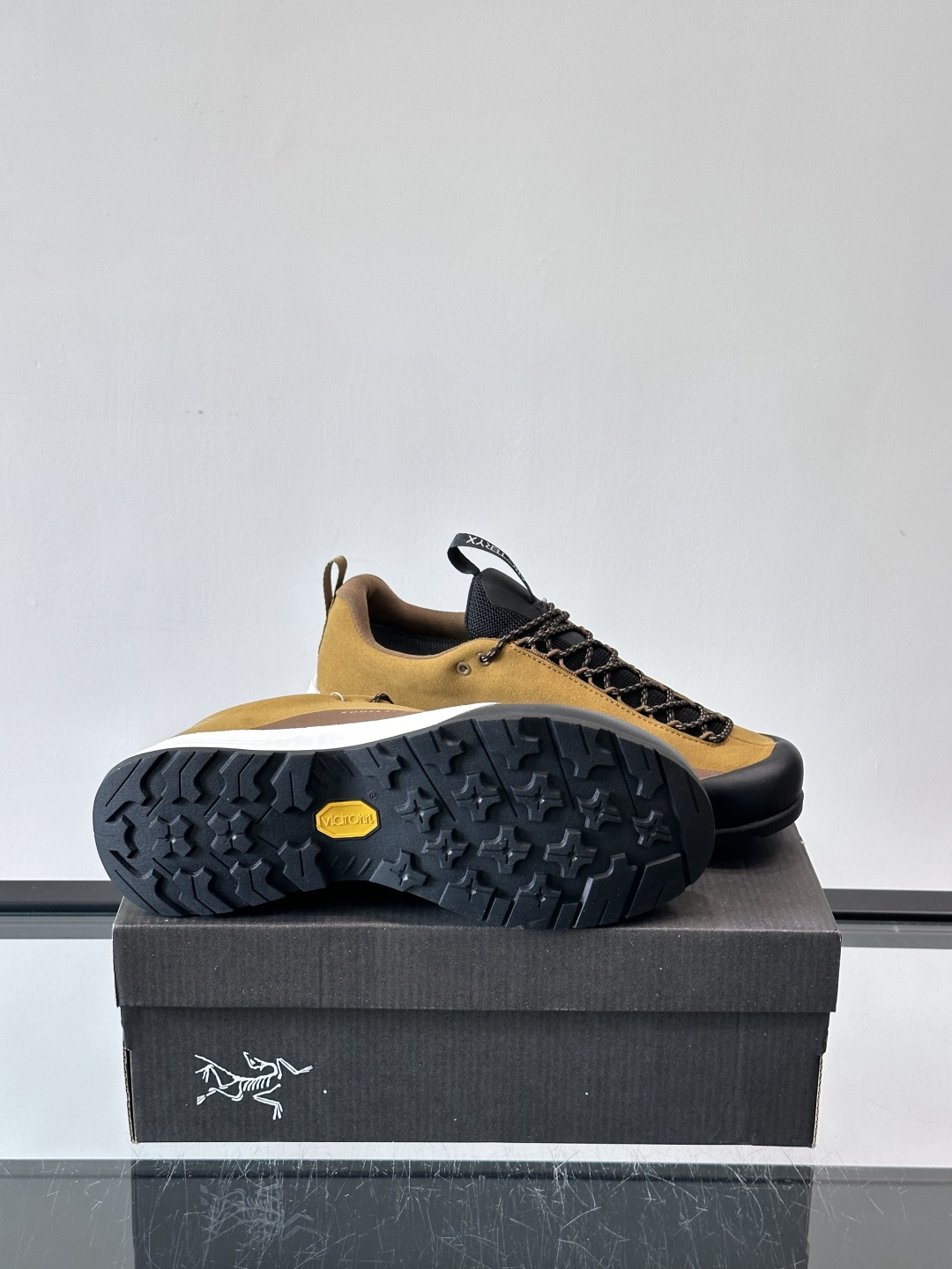 始祖鸟Konseal FL2 GTX户外徒步鞋，反绒牛皮拼接鞋面，质感高级又防水，南方潮湿或下雨天都能穿