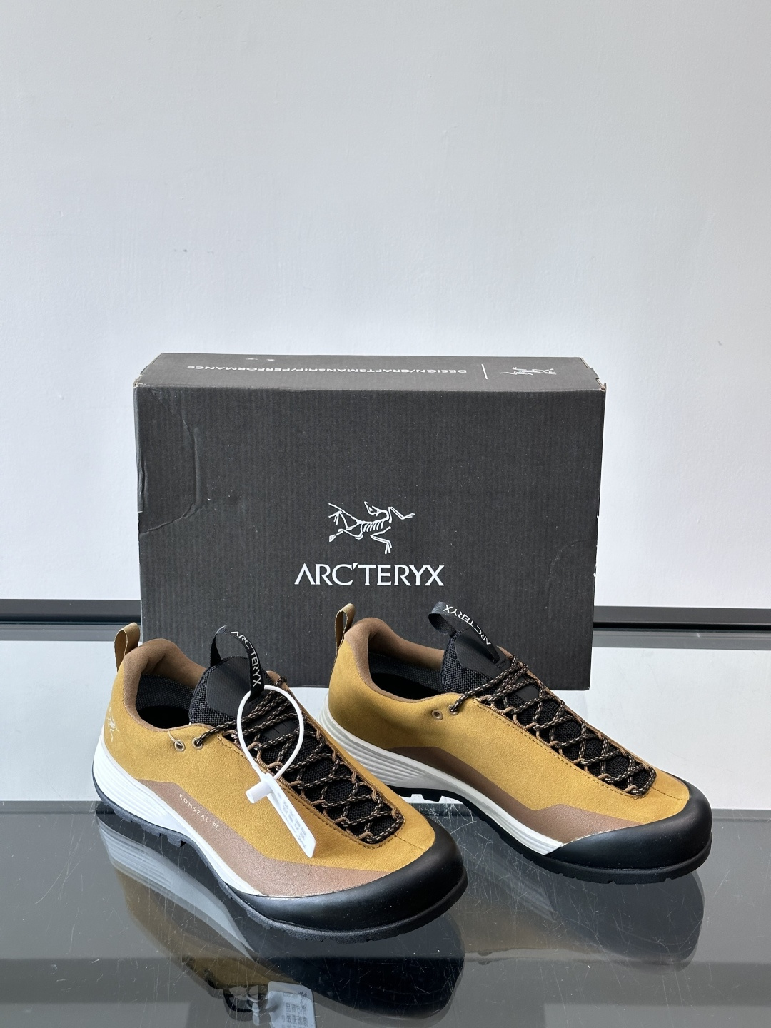 始祖鸟Konseal FL2 GTX户外徒步鞋，反绒牛皮拼接鞋面，质感高级又防水，南方潮湿或下雨天都能穿