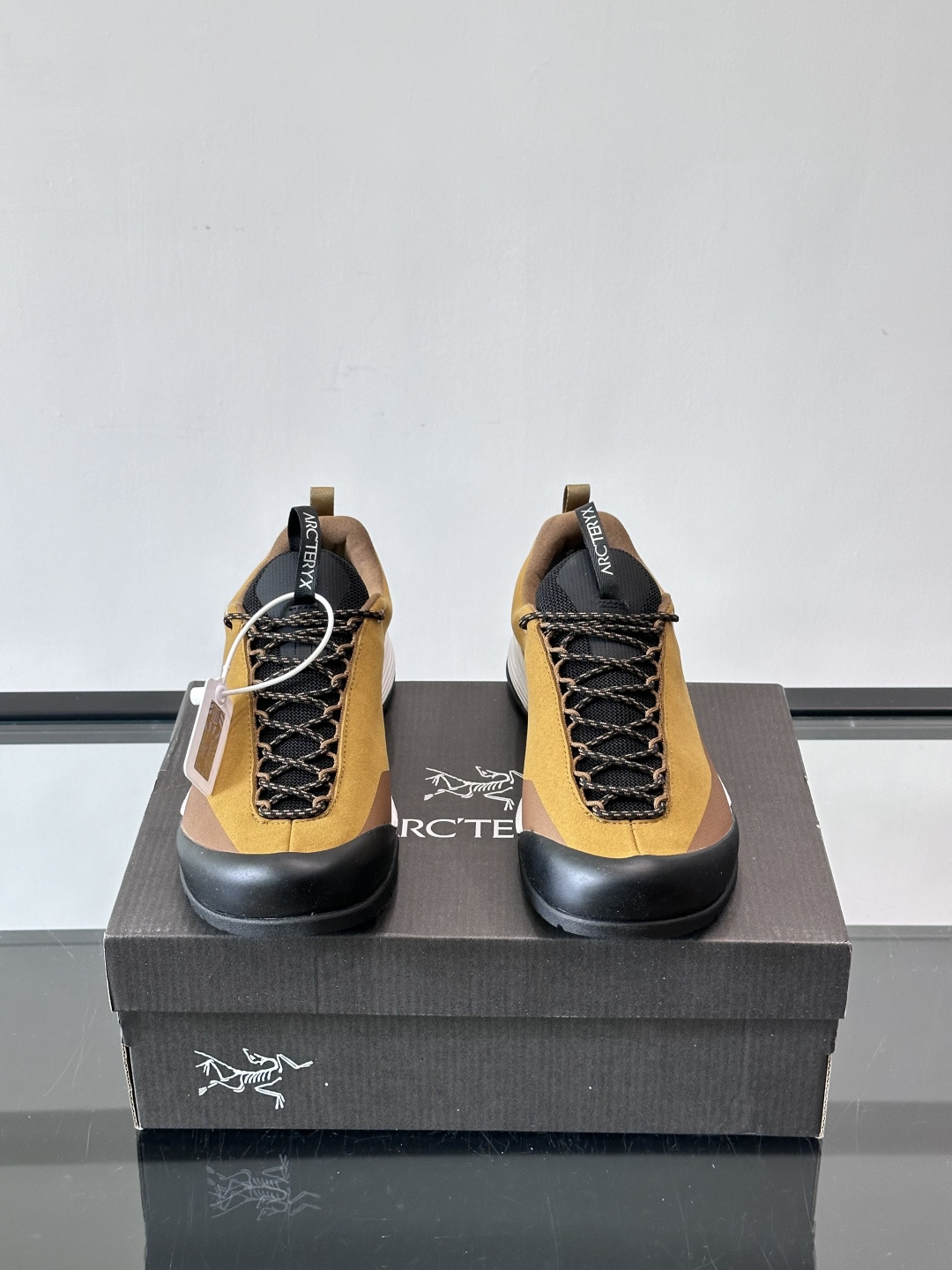 始祖鸟Konseal FL2 GTX户外徒步鞋，反绒牛皮拼接鞋面，质感高级又防水，南方潮湿或下雨天都能穿