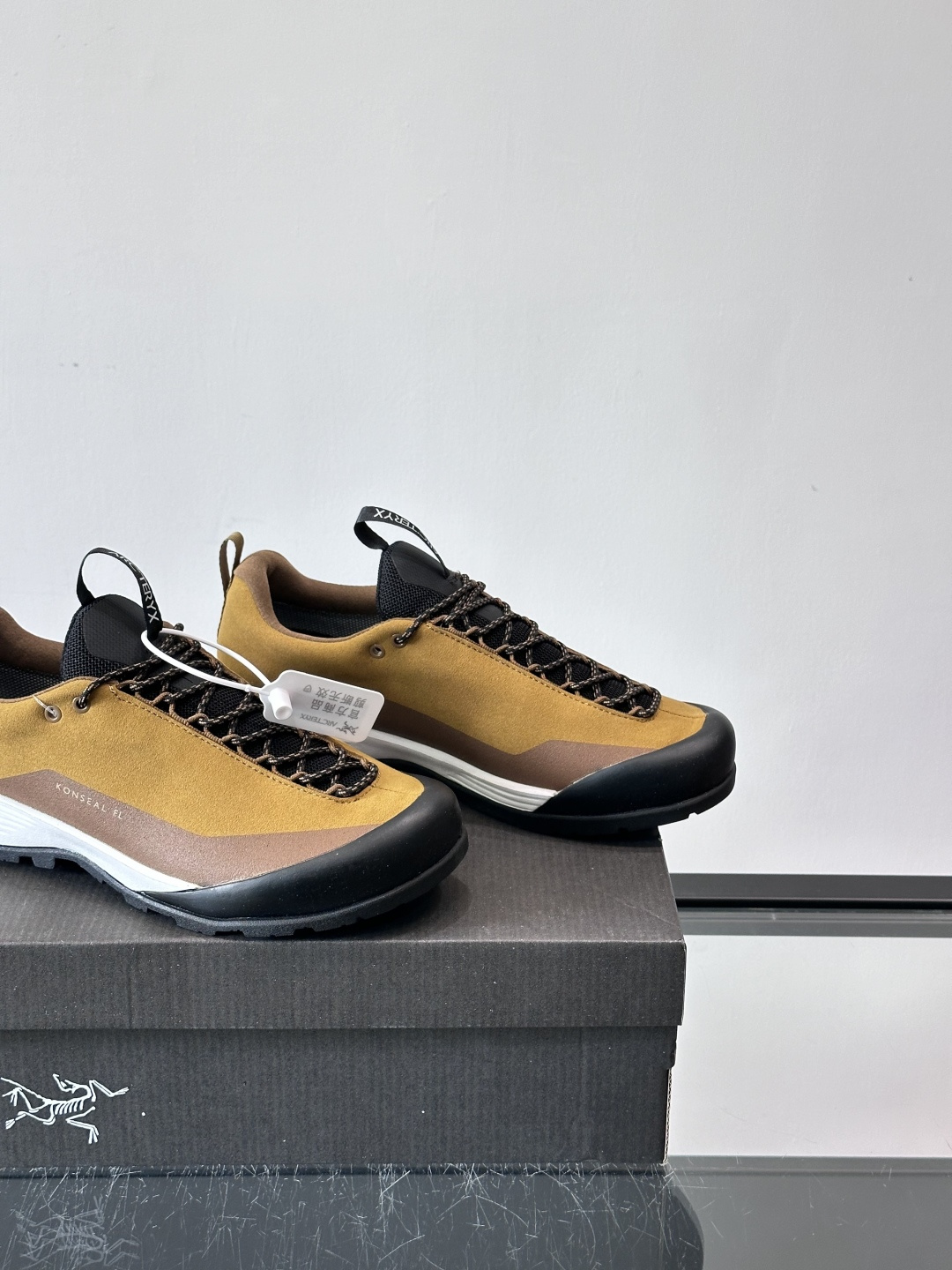 始祖鸟Konseal FL2 GTX户外徒步鞋，反绒牛皮拼接鞋面，质感高级又防水，南方潮湿或下雨天都能穿