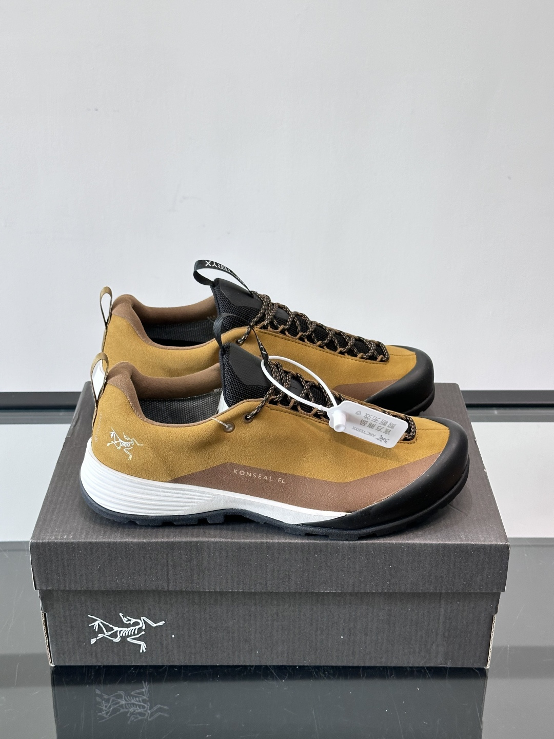 始祖鸟Konseal FL2 GTX户外徒步鞋，反绒牛皮拼接鞋面，质感高级又防水，南方潮湿或下雨天都能穿