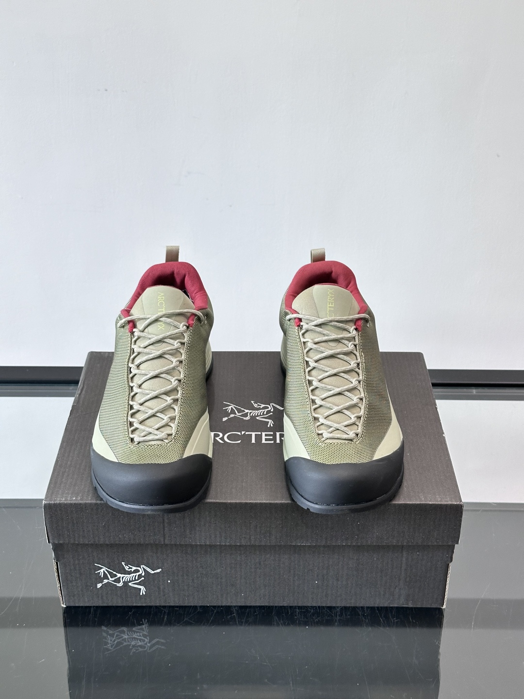 👟始祖鸟Konseal FL 2户外徒步鞋，主打轻量透气，鞋面用高性能网面+合成材质，速干又耐磨，夏天穿