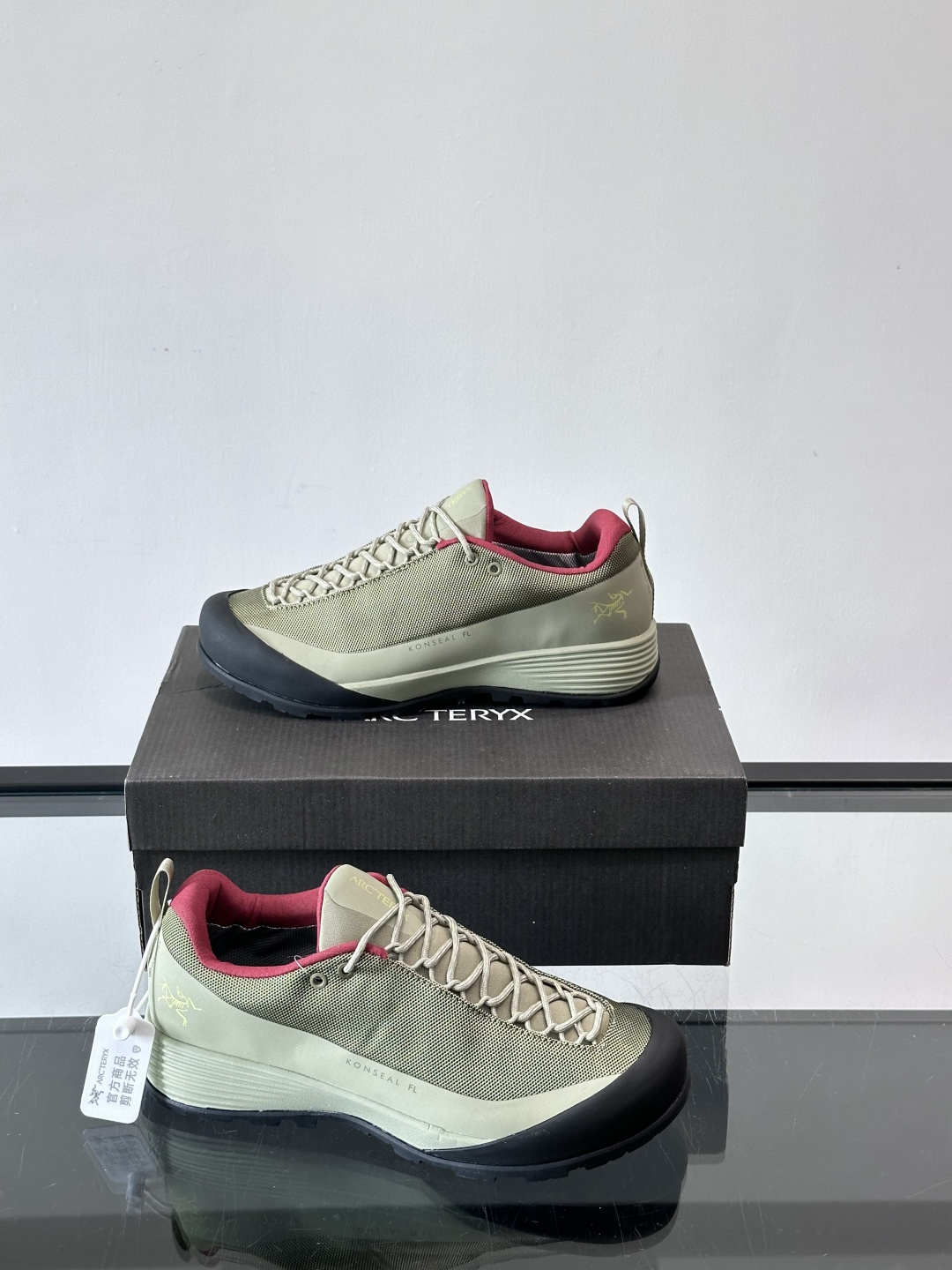 👟始祖鸟Konseal FL 2户外徒步鞋，主打轻量透气，鞋面用高性能网面+合成材质，速干又耐磨，夏天穿