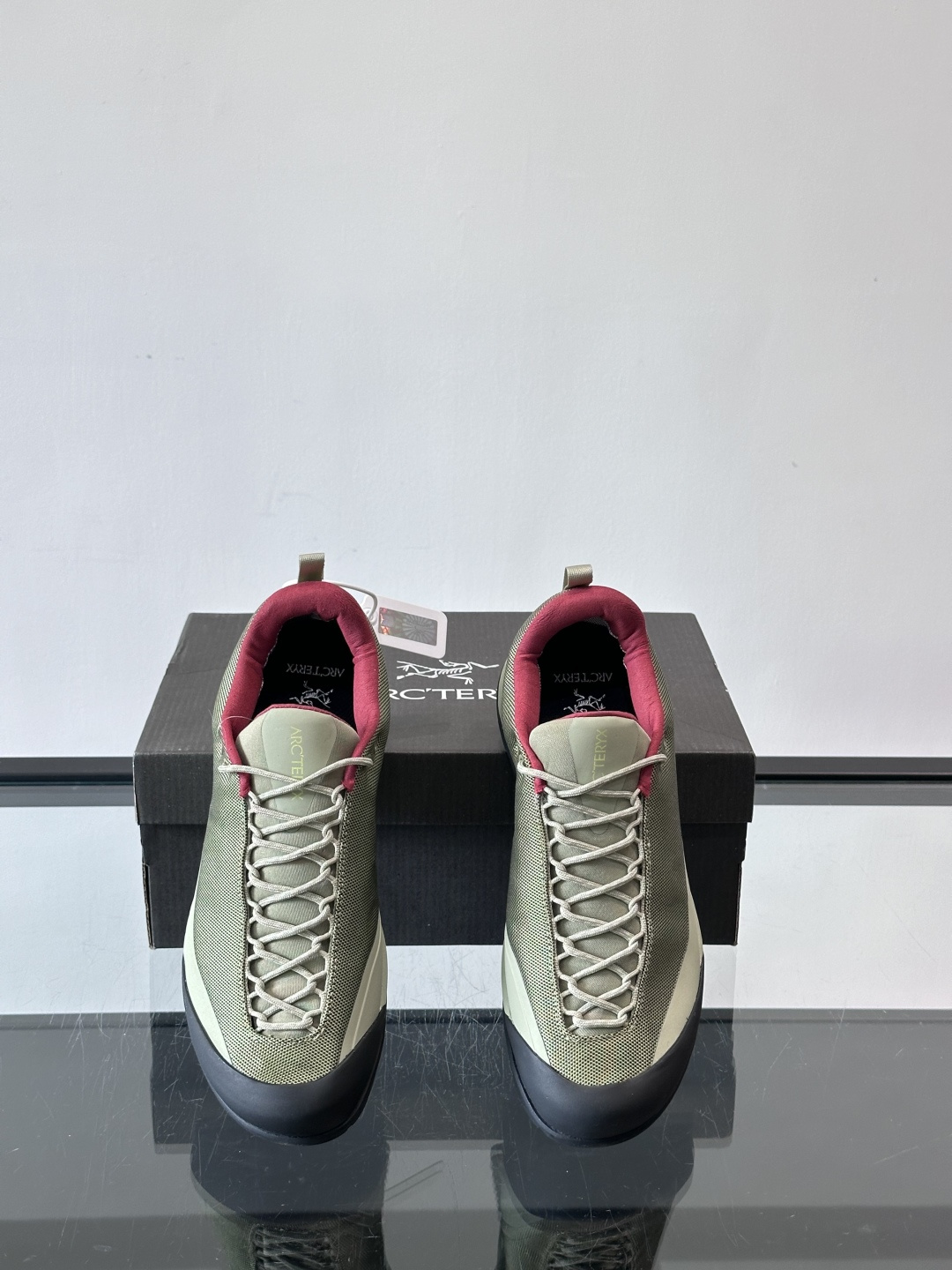 👟始祖鸟Konseal FL 2户外徒步鞋，主打轻量透气，鞋面用高性能网面+合成材质，速干又耐磨，夏天穿