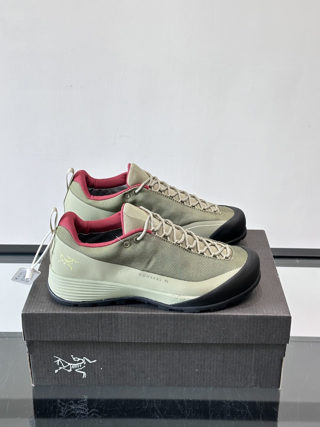 👟始祖鸟Konseal FL 2户外徒步鞋，主打轻量透气，鞋面用高性能网面+合成材质，速干又耐磨，夏天穿