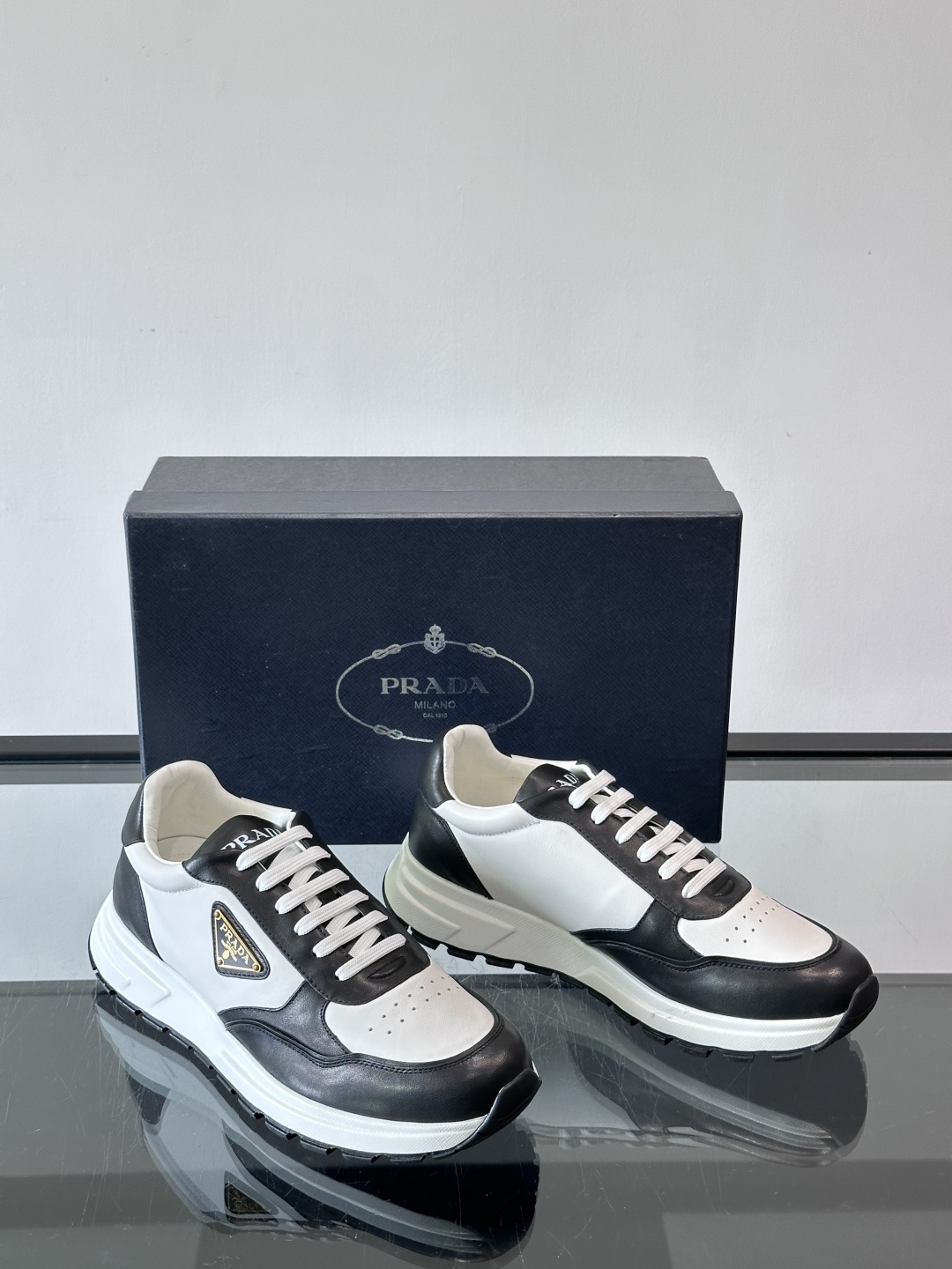 Prada男款三角标厚底运动鞋，牛皮革+经典三角标，低调奢华感满满✨。厚底设计不仅增高，还超舒适，日常穿