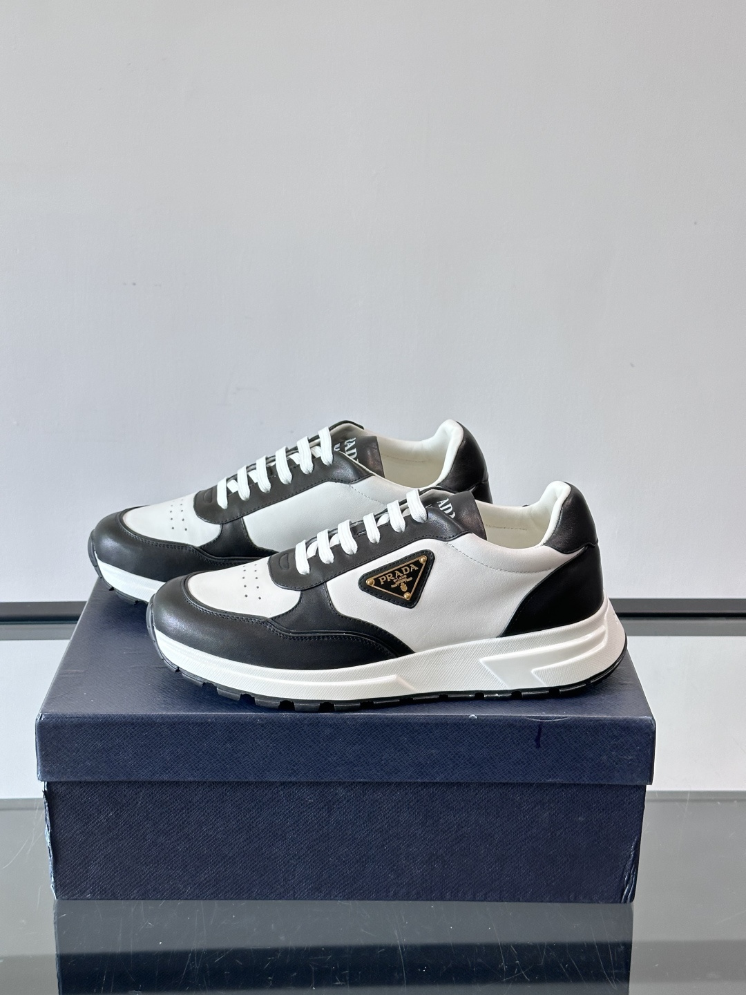 Prada男款三角标厚底运动鞋，牛皮革+经典三角标，低调奢华感满满✨。厚底设计不仅增高，还超舒适，日常穿