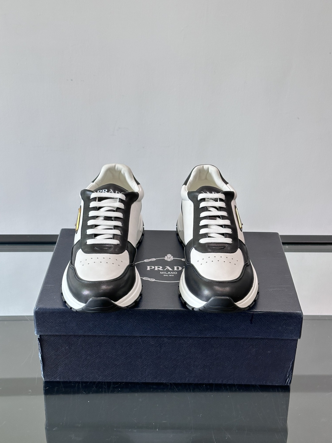 Prada男款三角标厚底运动鞋，牛皮革+经典三角标，低调奢华感满满✨。厚底设计不仅增高，还超舒适，日常穿