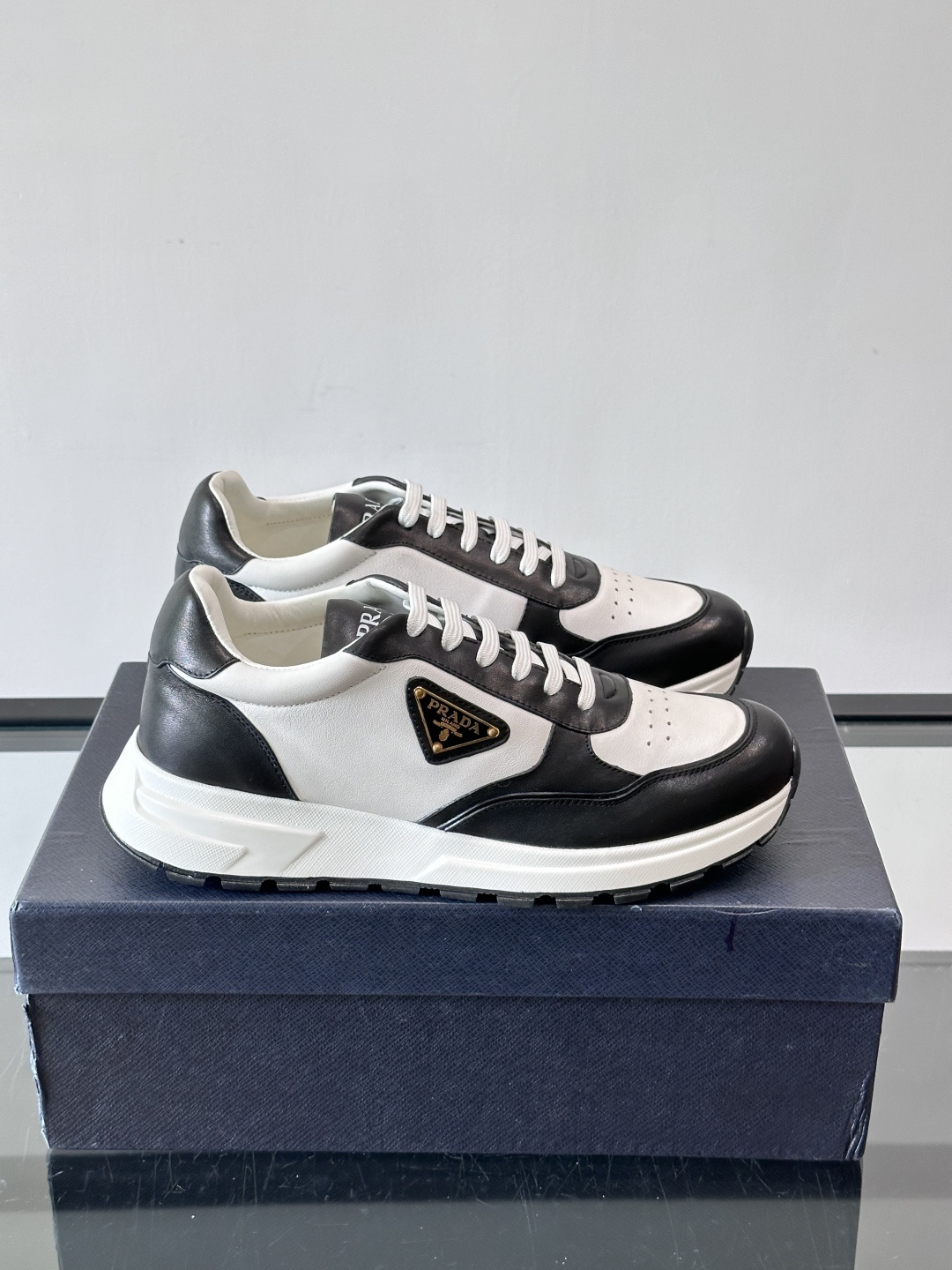 Prada男款三角标厚底运动鞋，牛皮革+经典三角标，低调奢华感满满✨。厚底设计不仅增高，还超舒适，日常穿