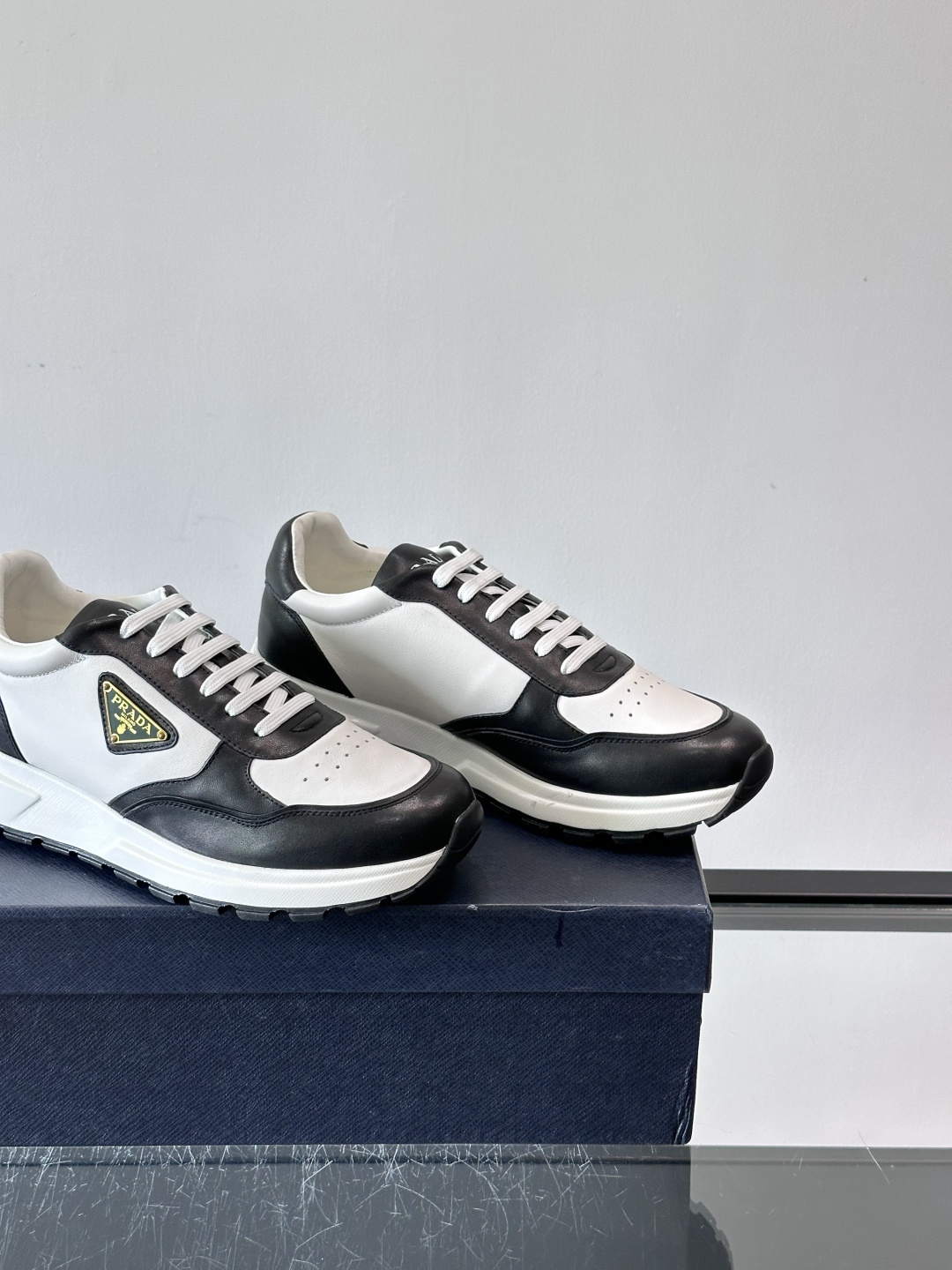 Prada男款三角标厚底运动鞋，牛皮革+经典三角标，低调奢华感满满✨。厚底设计不仅增高，还超舒适，日常穿