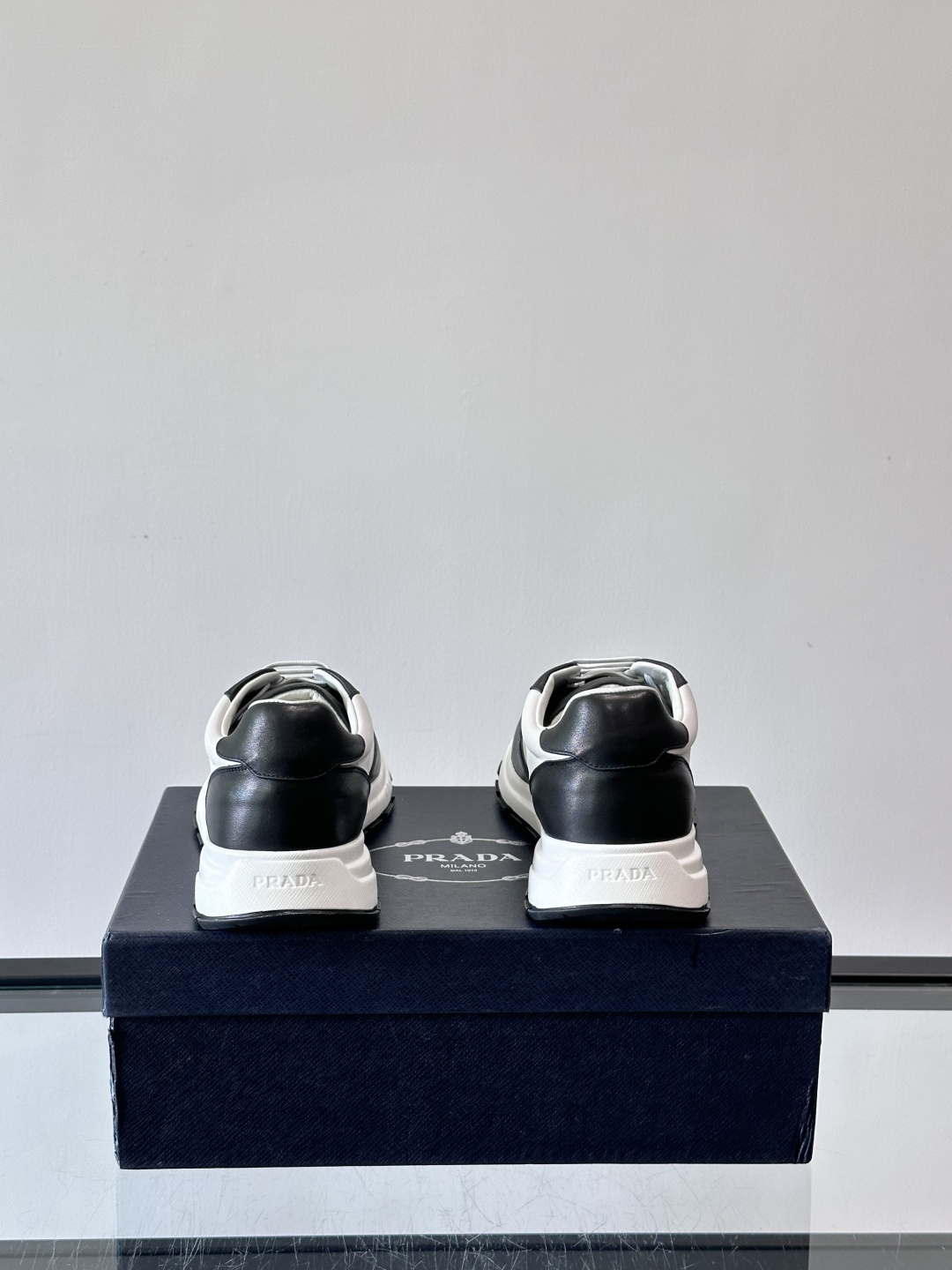 Prada男款三角标厚底运动鞋，牛皮革+经典三角标，低调奢华感满满✨。厚底设计不仅增高，还超舒适，日常穿