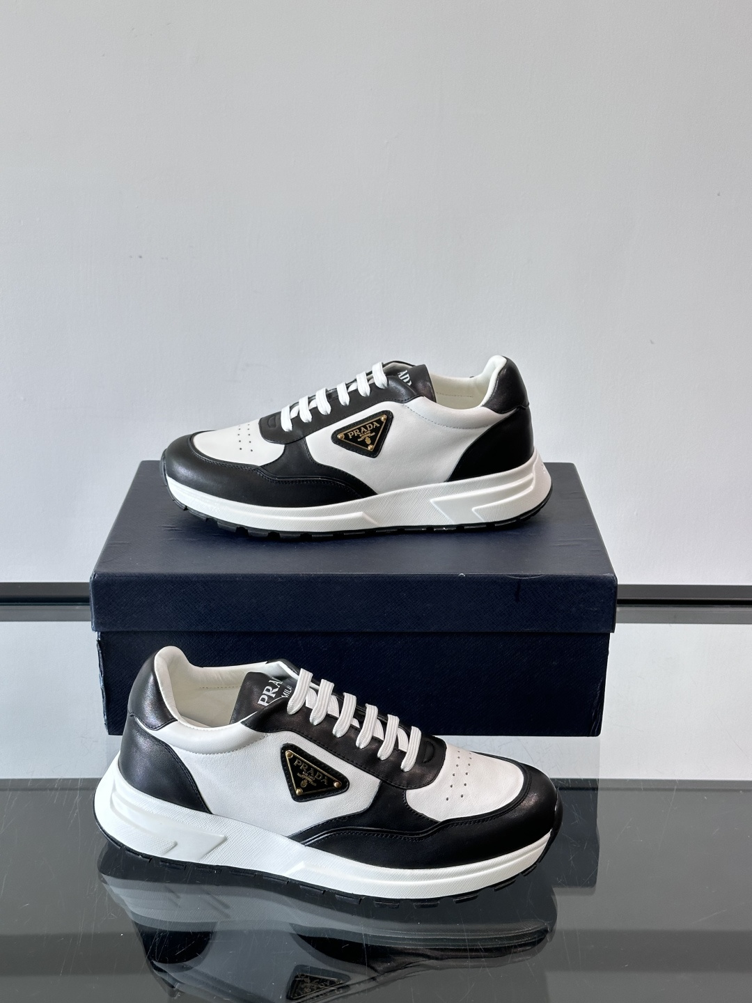 Prada男款三角标厚底运动鞋，牛皮革+经典三角标，低调奢华感满满✨。厚底设计不仅增高，还超舒适，日常穿