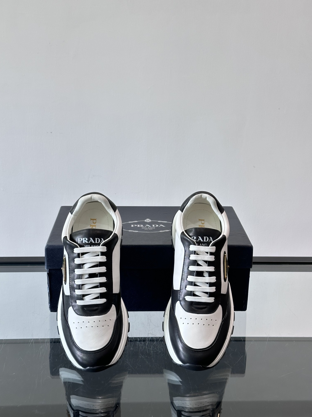 Prada男款三角标厚底运动鞋，牛皮革+经典三角标，低调奢华感满满✨。厚底设计不仅增高，还超舒适，日常穿