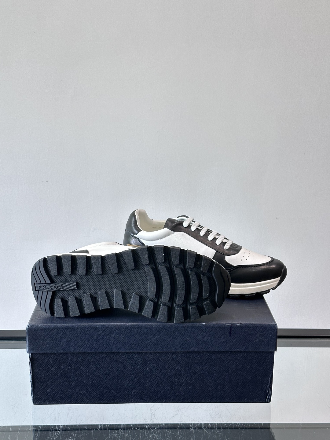 Prada男款三角标厚底运动鞋，牛皮革+经典三角标，低调奢华感满满✨。厚底设计不仅增高，还超舒适，日常穿