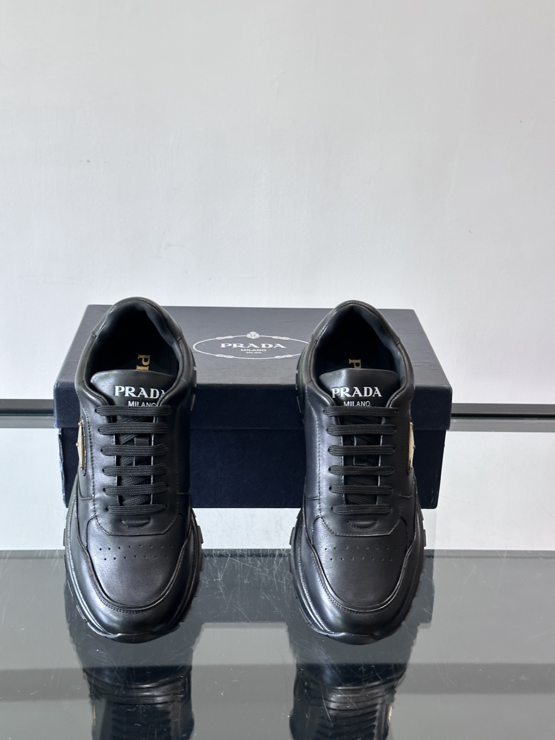 Prada男款三角标厚底运动鞋，牛皮革+经典三角标，低调奢华感满满✨。厚底设计不仅增高，还超舒适，日常穿