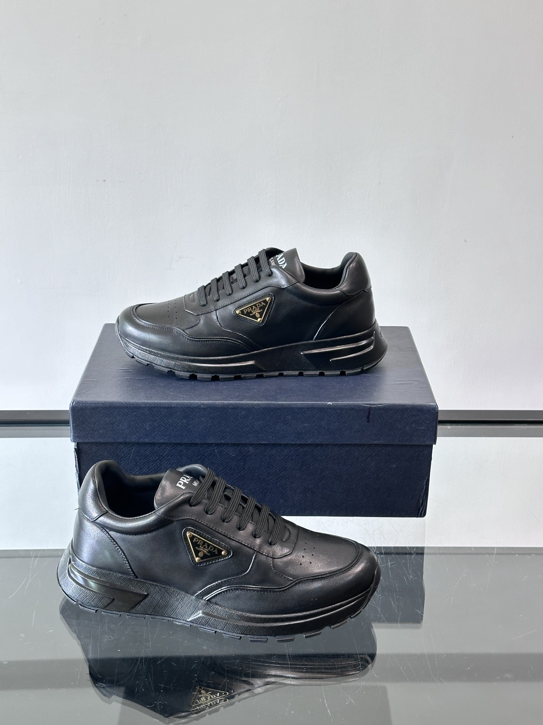 Prada男款三角标厚底运动鞋，牛皮革+经典三角标，低调奢华感满满✨。厚底设计不仅增高，还超舒适，日常穿