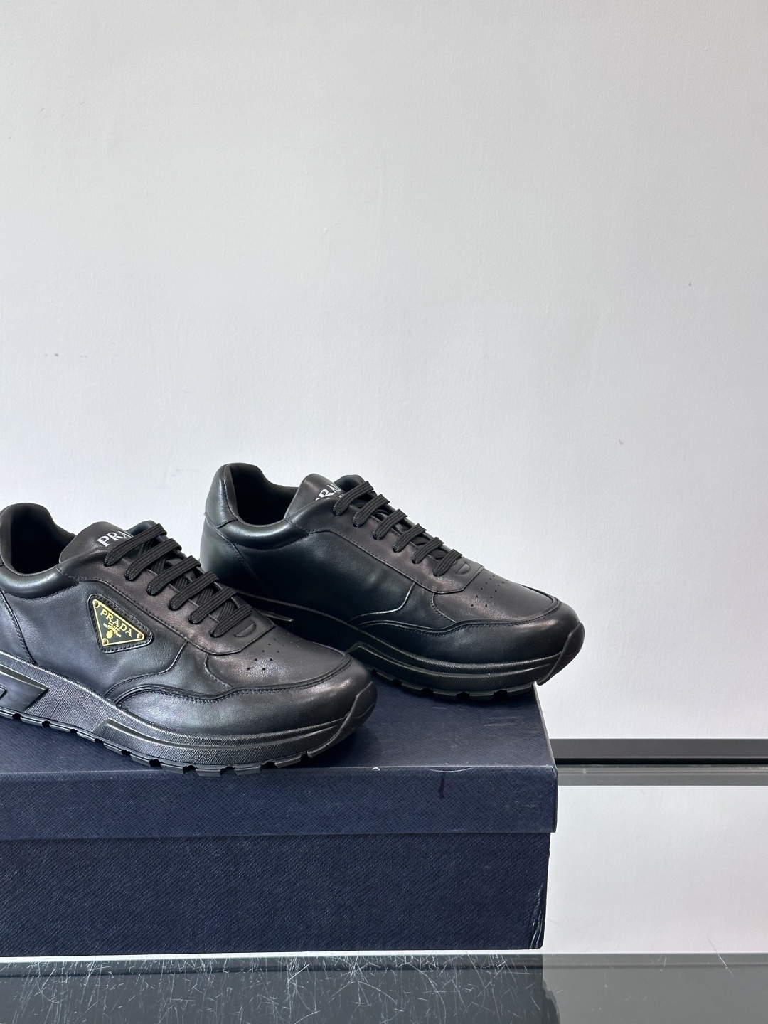 Prada男款三角标厚底运动鞋，牛皮革+经典三角标，低调奢华感满满✨。厚底设计不仅增高，还超舒适，日常穿