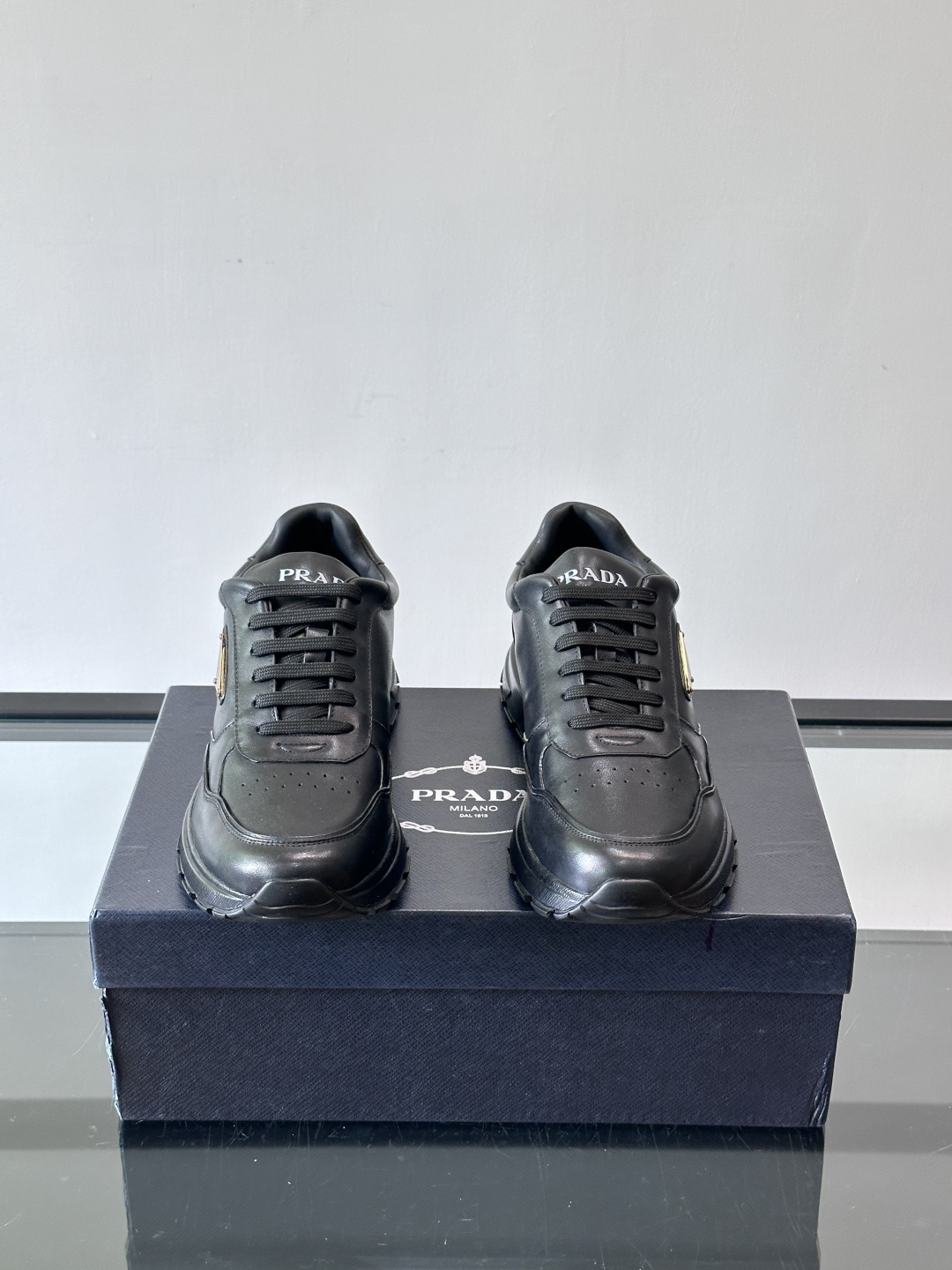 Prada男款三角标厚底运动鞋，牛皮革+经典三角标，低调奢华感满满✨。厚底设计不仅增高，还超舒适，日常穿