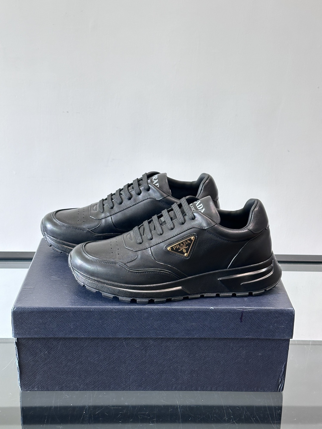 Prada男款三角标厚底运动鞋，牛皮革+经典三角标，低调奢华感满满✨。厚底设计不仅增高，还超舒适，日常穿