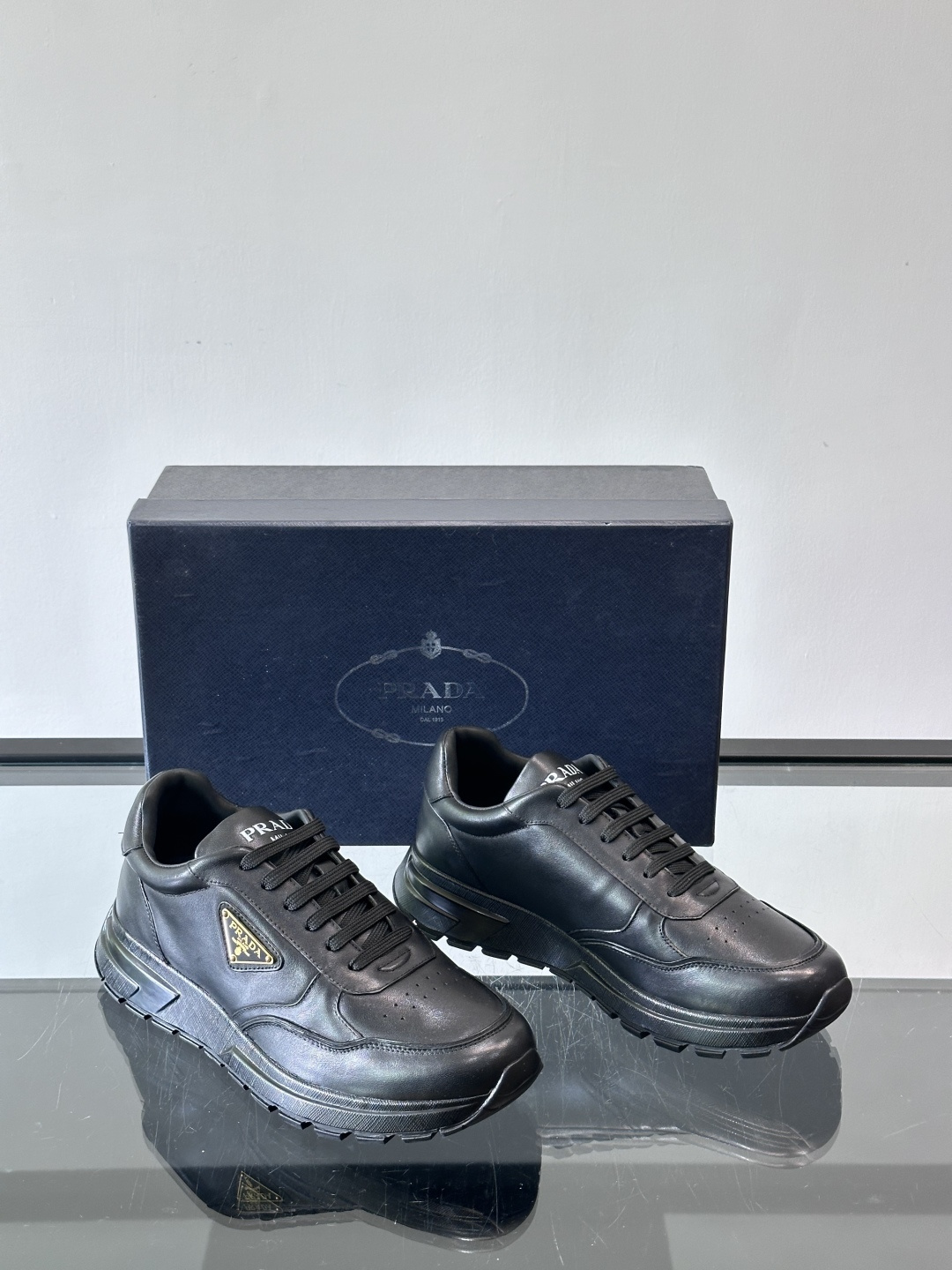Prada男款三角标厚底运动鞋，牛皮革+经典三角标，低调奢华感满满✨。厚底设计不仅增高，还超舒适，日常穿