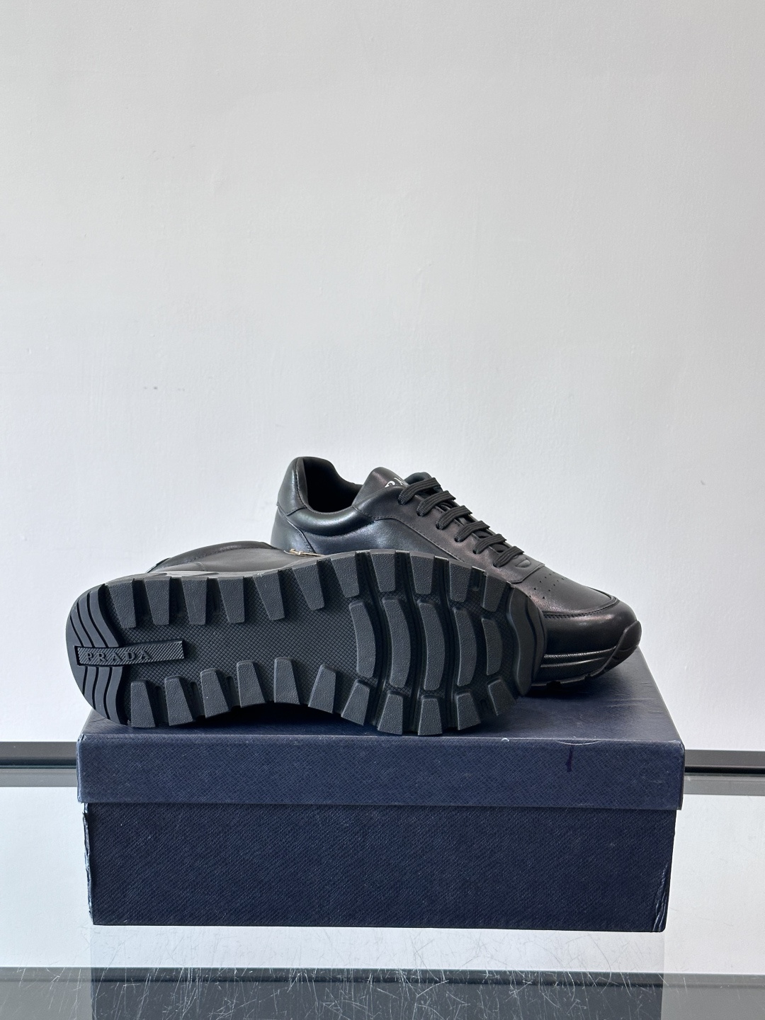 Prada男款三角标厚底运动鞋，牛皮革+经典三角标，低调奢华感满满✨。厚底设计不仅增高，还超舒适，日常穿