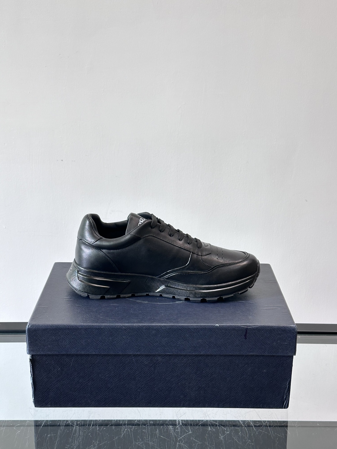 Prada男款三角标厚底运动鞋，牛皮革+经典三角标，低调奢华感满满✨。厚底设计不仅增高，还超舒适，日常穿