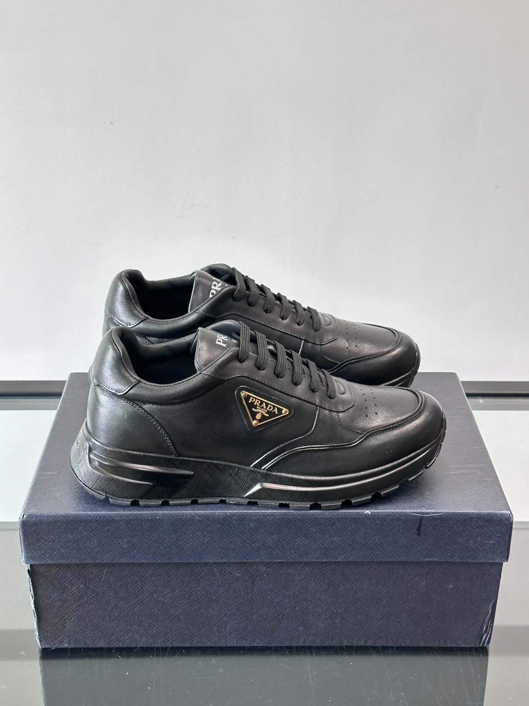 Prada男款三角标厚底运动鞋，牛皮革+经典三角标，低调奢华感满满✨。厚底设计不仅增高，还超舒适，日常穿