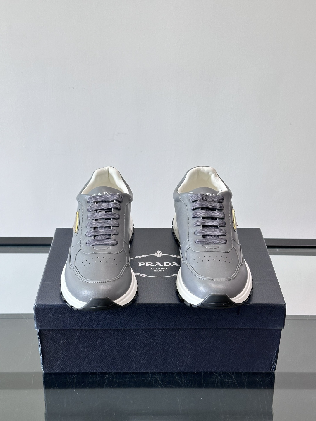 Prada男款三角标厚底运动鞋，牛皮革+经典三角标，低调奢华感满满✨。厚底设计不仅增高，还超舒适，日常穿