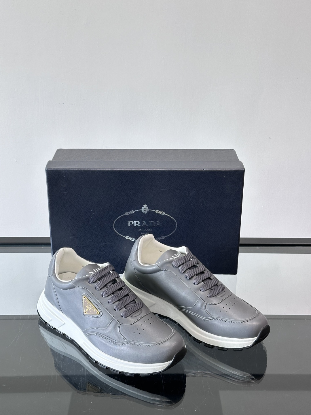 Prada男款三角标厚底运动鞋，牛皮革+经典三角标，低调奢华感满满✨。厚底设计不仅增高，还超舒适，日常穿