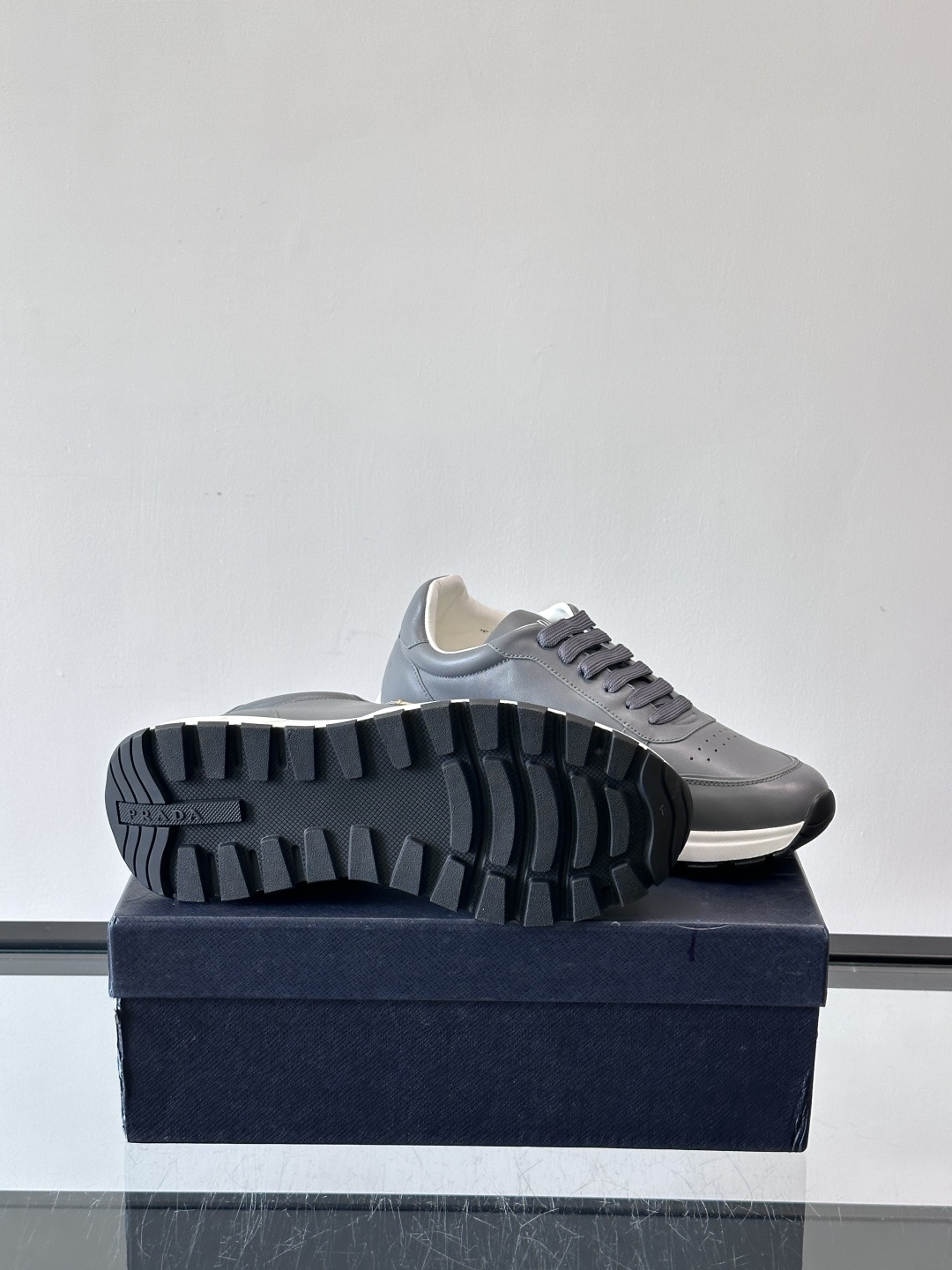 Prada男款三角标厚底运动鞋，牛皮革+经典三角标，低调奢华感满满✨。厚底设计不仅增高，还超舒适，日常穿