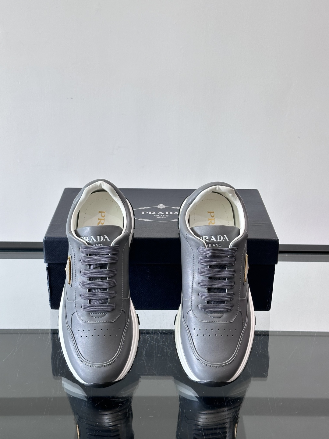 Prada男款三角标厚底运动鞋，牛皮革+经典三角标，低调奢华感满满✨。厚底设计不仅增高，还超舒适，日常穿