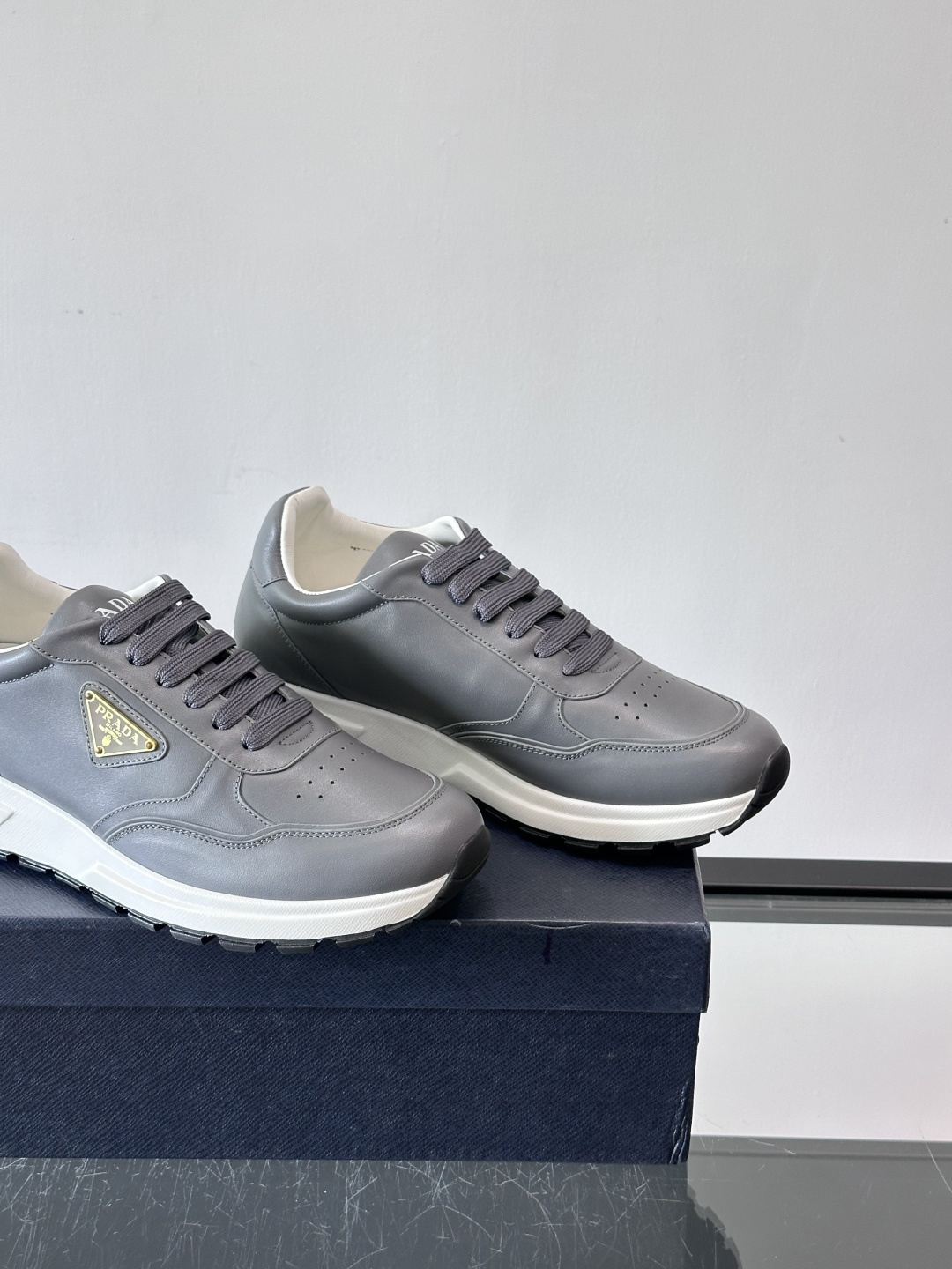 Prada男款三角标厚底运动鞋，牛皮革+经典三角标，低调奢华感满满✨。厚底设计不仅增高，还超舒适，日常穿