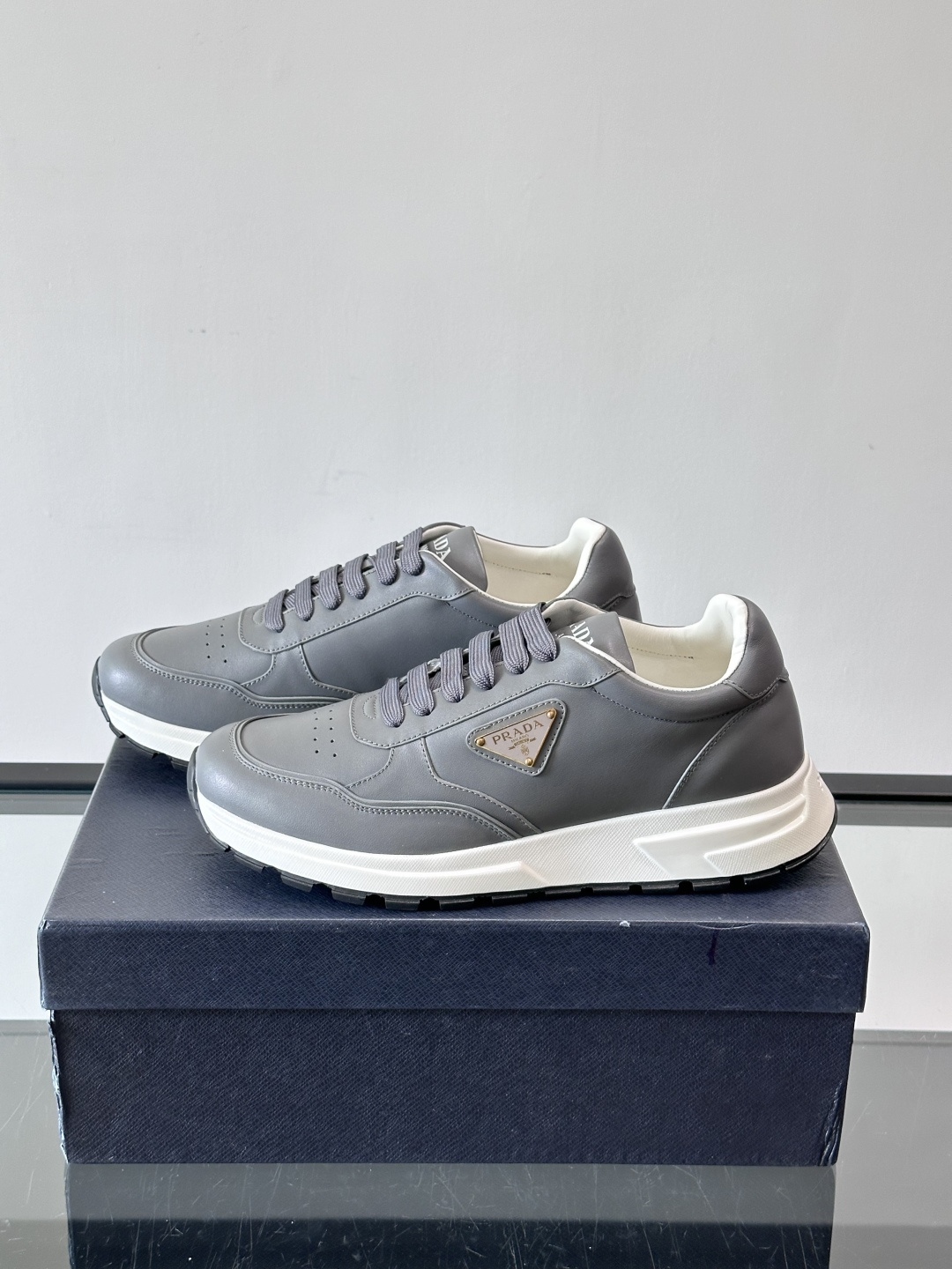 Prada男款三角标厚底运动鞋，牛皮革+经典三角标，低调奢华感满满✨。厚底设计不仅增高，还超舒适，日常穿
