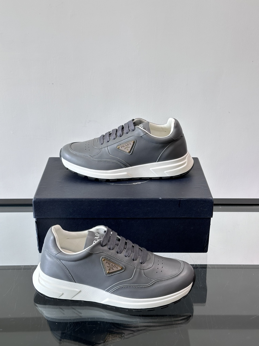 Prada男款三角标厚底运动鞋，牛皮革+经典三角标，低调奢华感满满✨。厚底设计不仅增高，还超舒适，日常穿