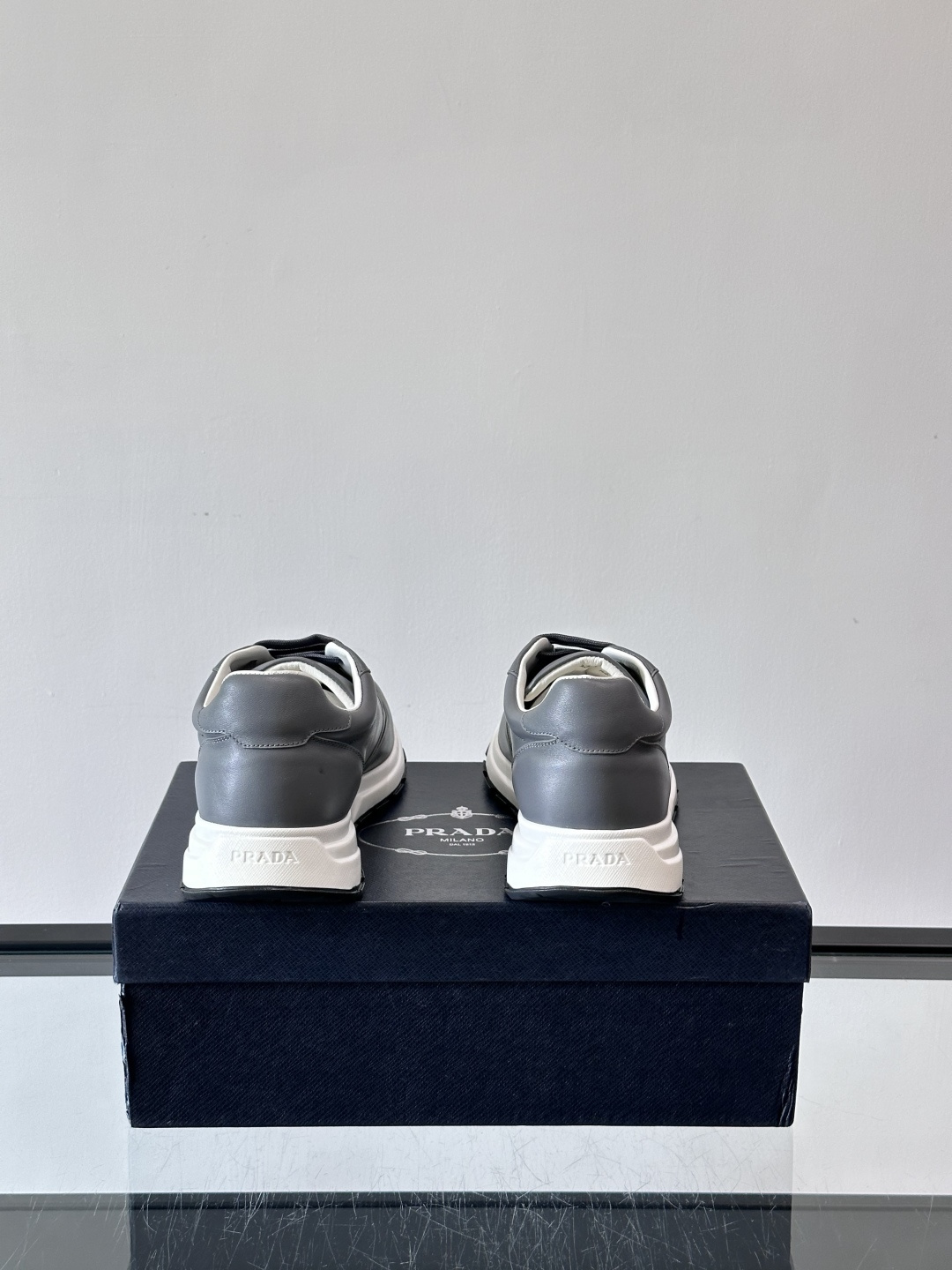 Prada男款三角标厚底运动鞋，牛皮革+经典三角标，低调奢华感满满✨。厚底设计不仅增高，还超舒适，日常穿