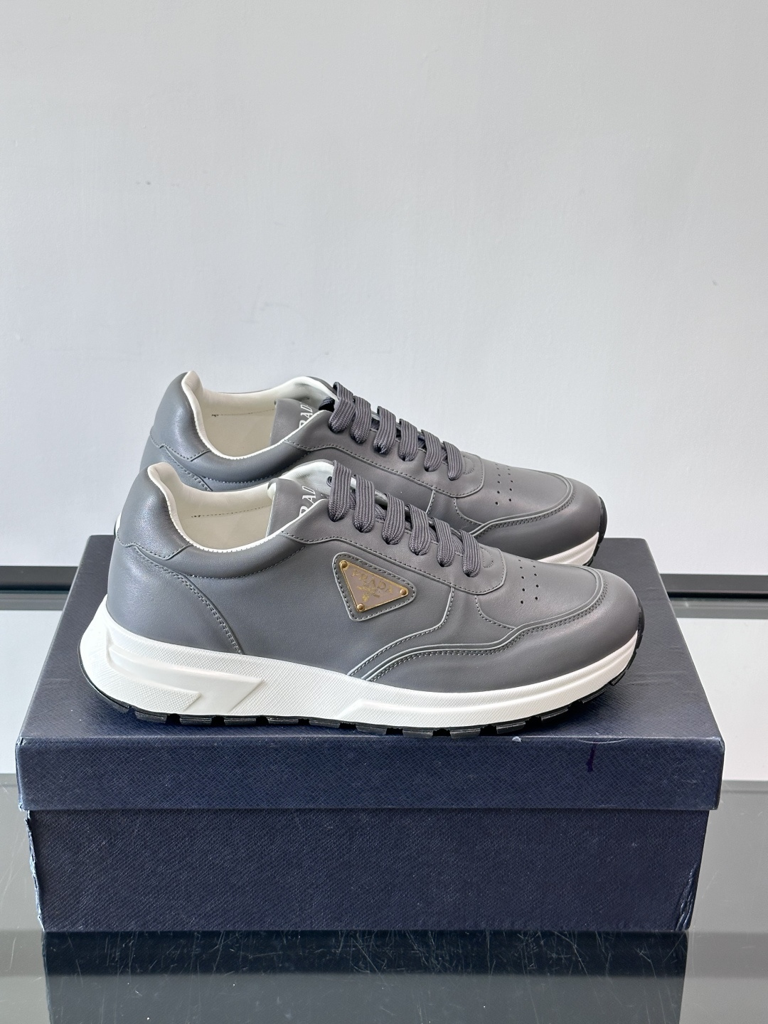 Prada男款三角标厚底运动鞋，牛皮革+经典三角标，低调奢华感满满✨。厚底设计不仅增高，还超舒适，日常穿