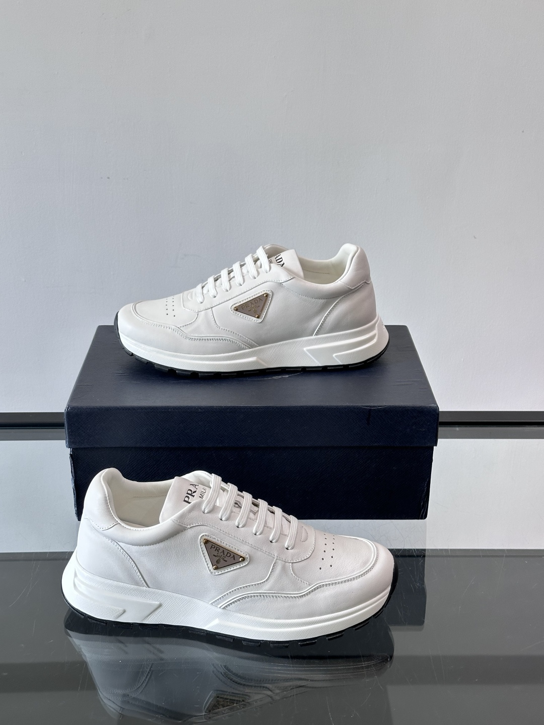 Prada男款三角标厚底运动鞋，牛皮革+经典三角标，低调奢华感满满✨。厚底设计不仅增高，还超舒适，日常穿