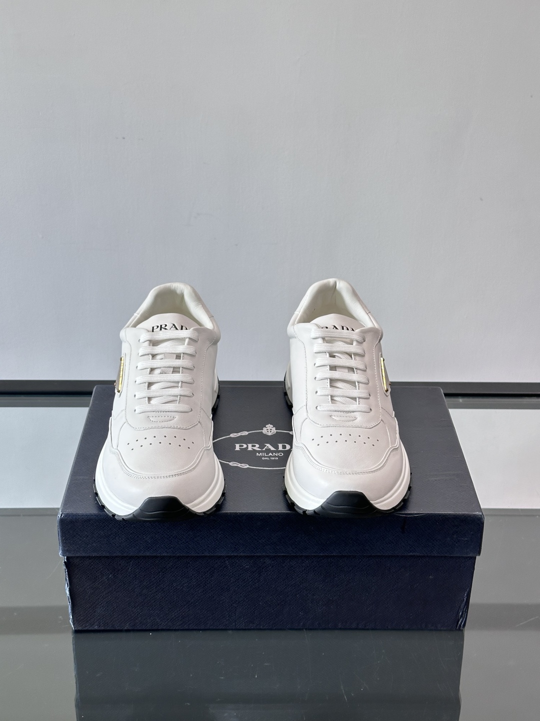 Prada男款三角标厚底运动鞋，牛皮革+经典三角标，低调奢华感满满✨。厚底设计不仅增高，还超舒适，日常穿