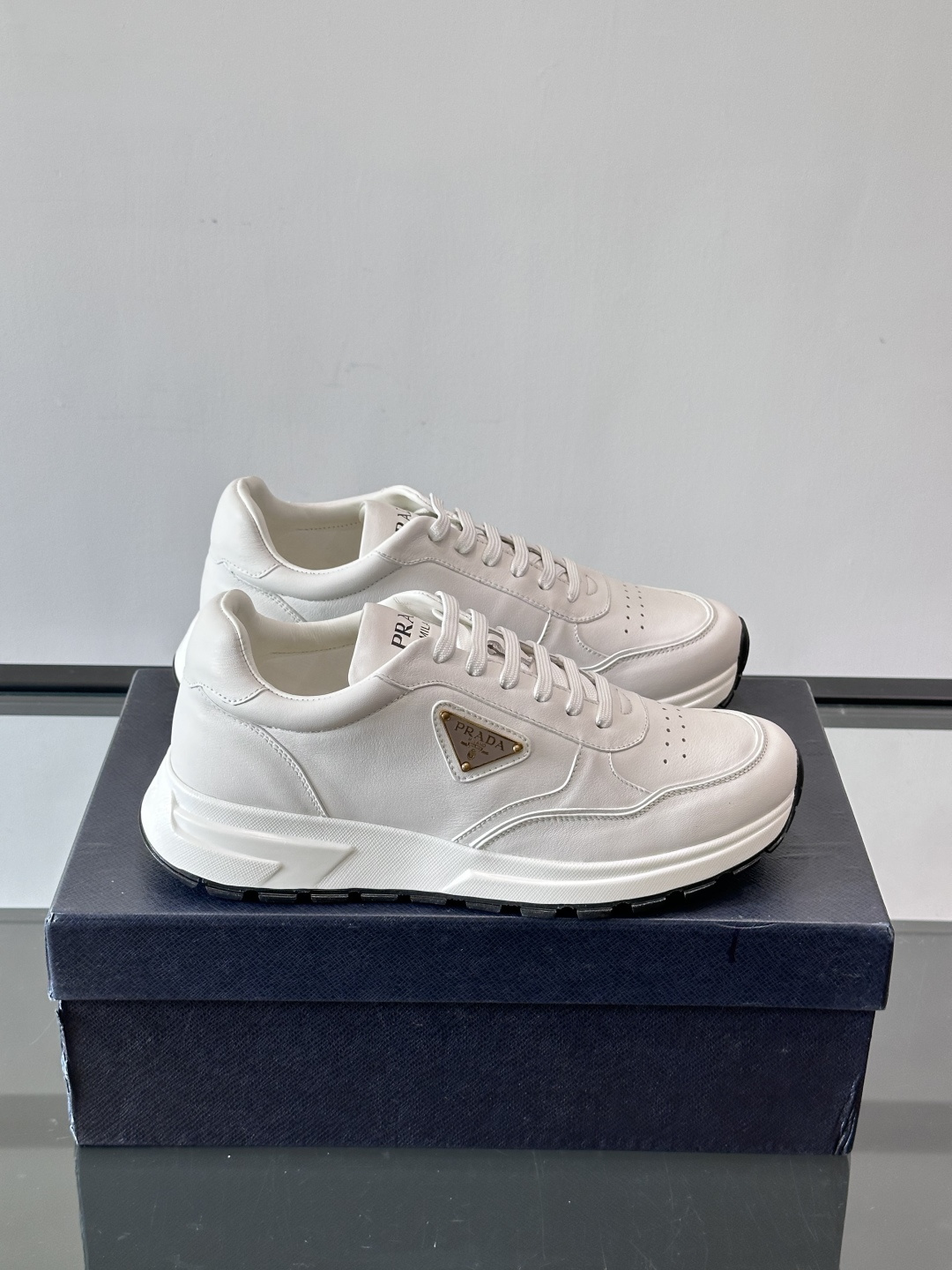 Prada男款三角标厚底运动鞋，牛皮革+经典三角标，低调奢华感满满✨。厚底设计不仅增高，还超舒适，日常穿