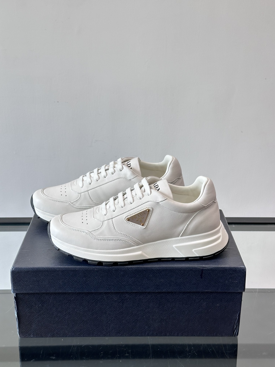 Prada男款三角标厚底运动鞋，牛皮革+经典三角标，低调奢华感满满✨。厚底设计不仅增高，还超舒适，日常穿