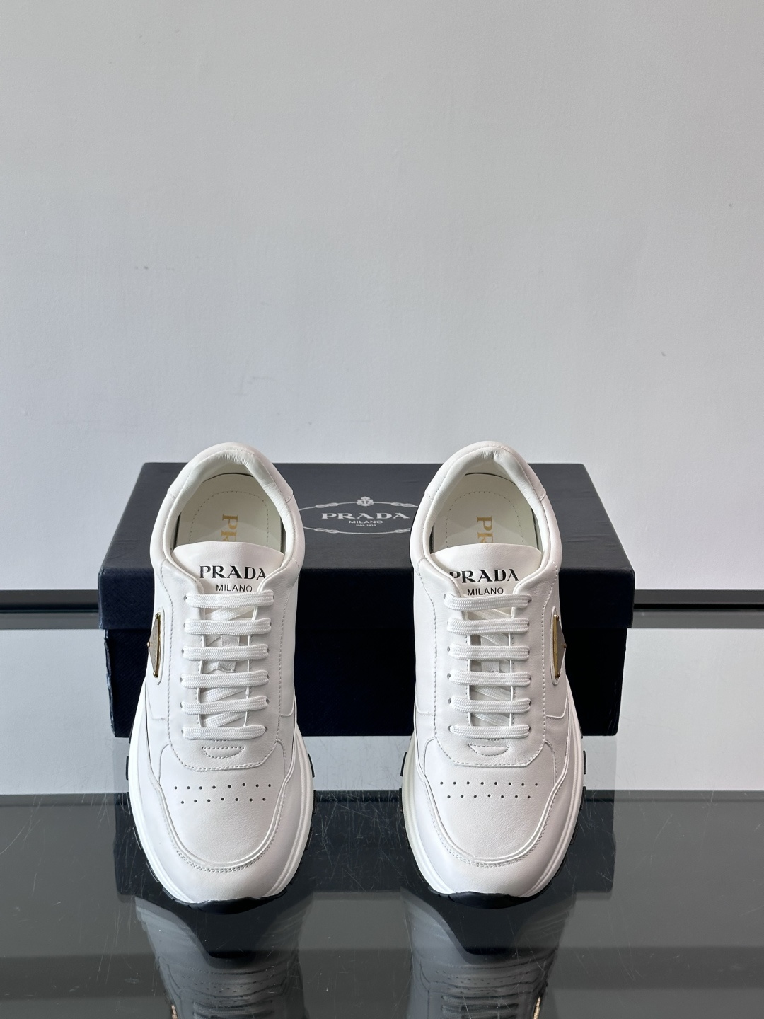 Prada男款三角标厚底运动鞋，牛皮革+经典三角标，低调奢华感满满✨。厚底设计不仅增高，还超舒适，日常穿