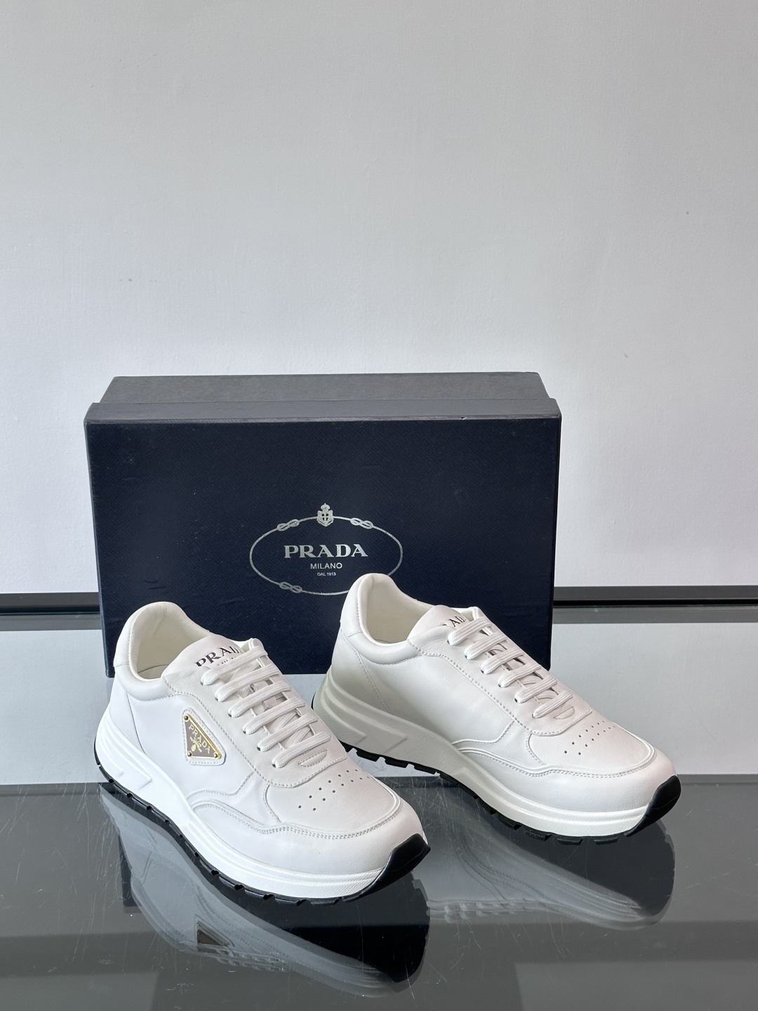 Prada男款三角标厚底运动鞋，牛皮革+经典三角标，低调奢华感满满✨。厚底设计不仅增高，还超舒适，日常穿