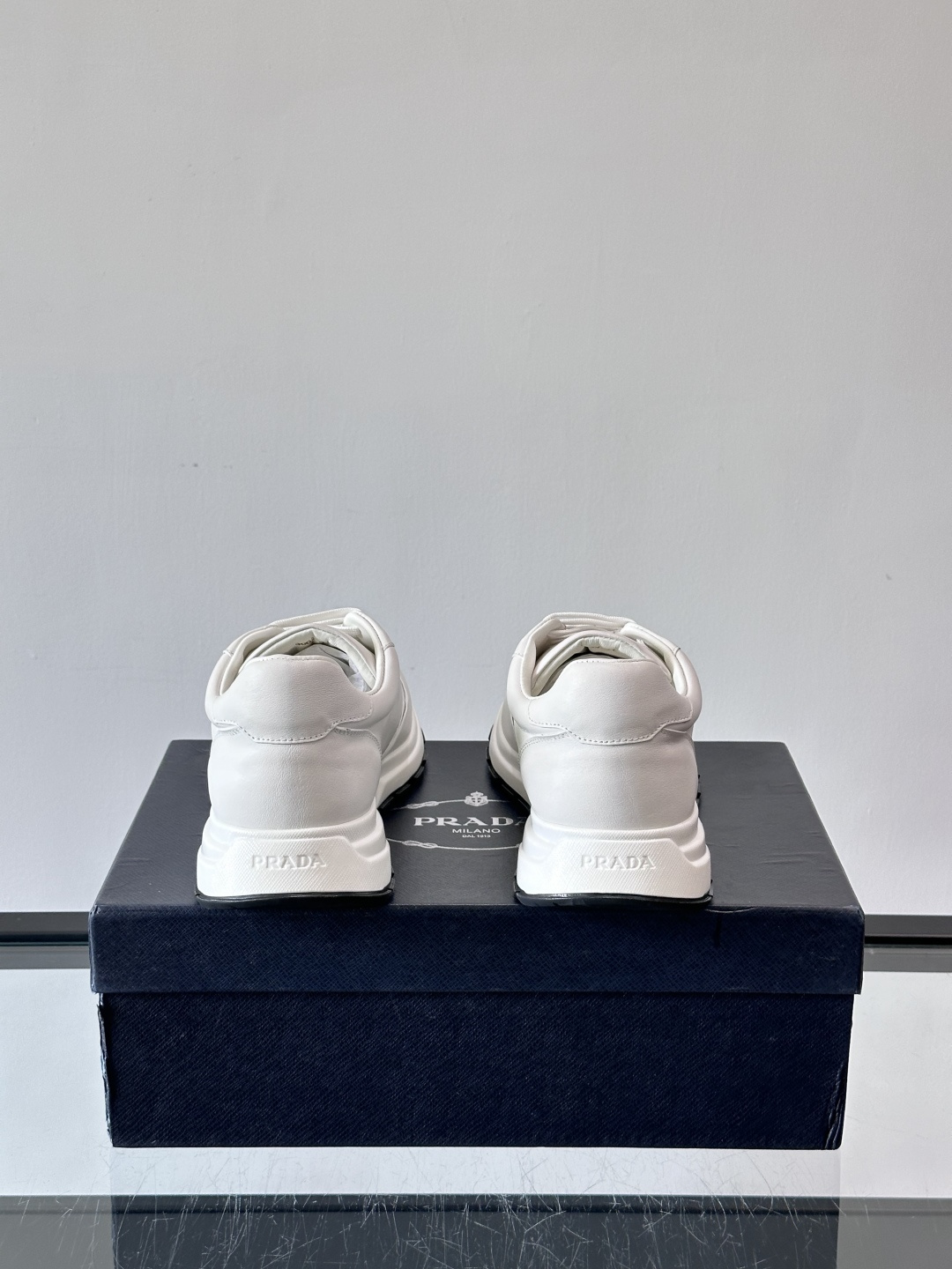 Prada男款三角标厚底运动鞋，牛皮革+经典三角标，低调奢华感满满✨。厚底设计不仅增高，还超舒适，日常穿