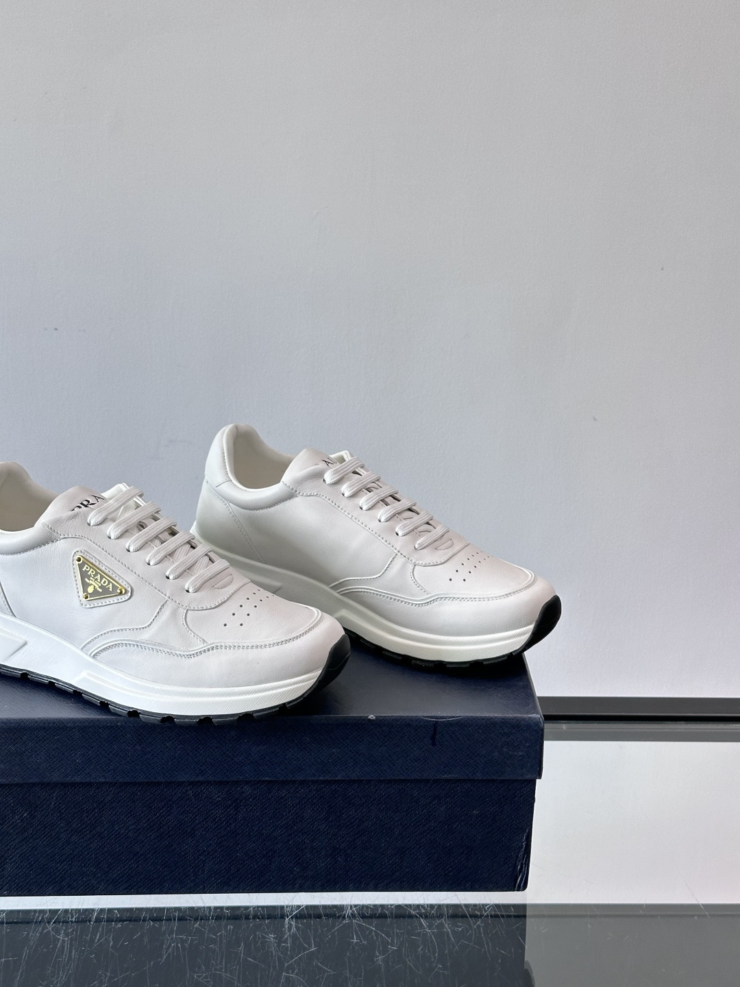 Prada男款三角标厚底运动鞋，牛皮革+经典三角标，低调奢华感满满✨。厚底设计不仅增高，还超舒适，日常穿